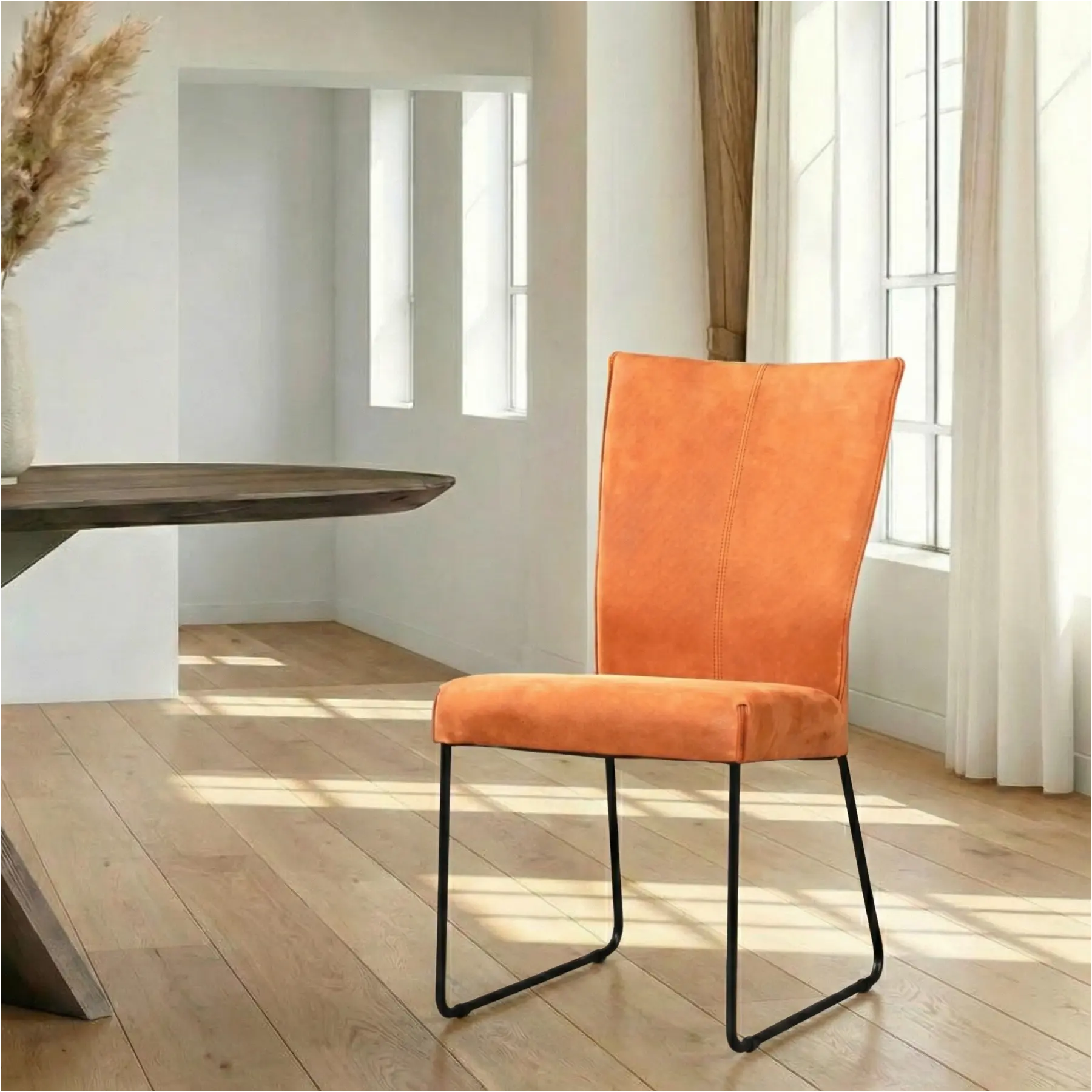 afbeelding van Leren eetkamerstoel Mate - Kenia Rost (oranje) - U-poot staal rond zwart