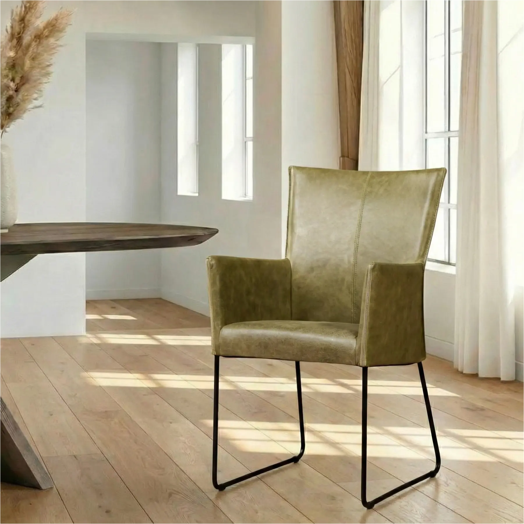 afbeelding van Leren eetkamerstoel Mate met armleuning