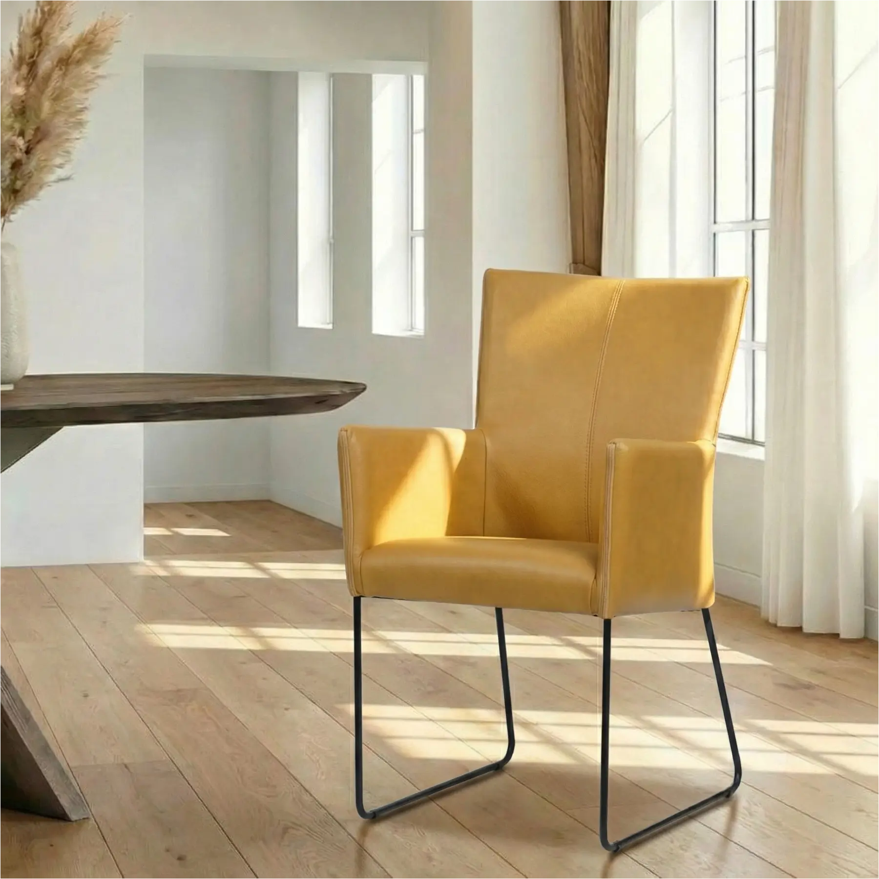 afbeelding van Leren eetkamerstoel Mate met armleuning - Granada Amber (cognac) - U-poot staal rond zwart