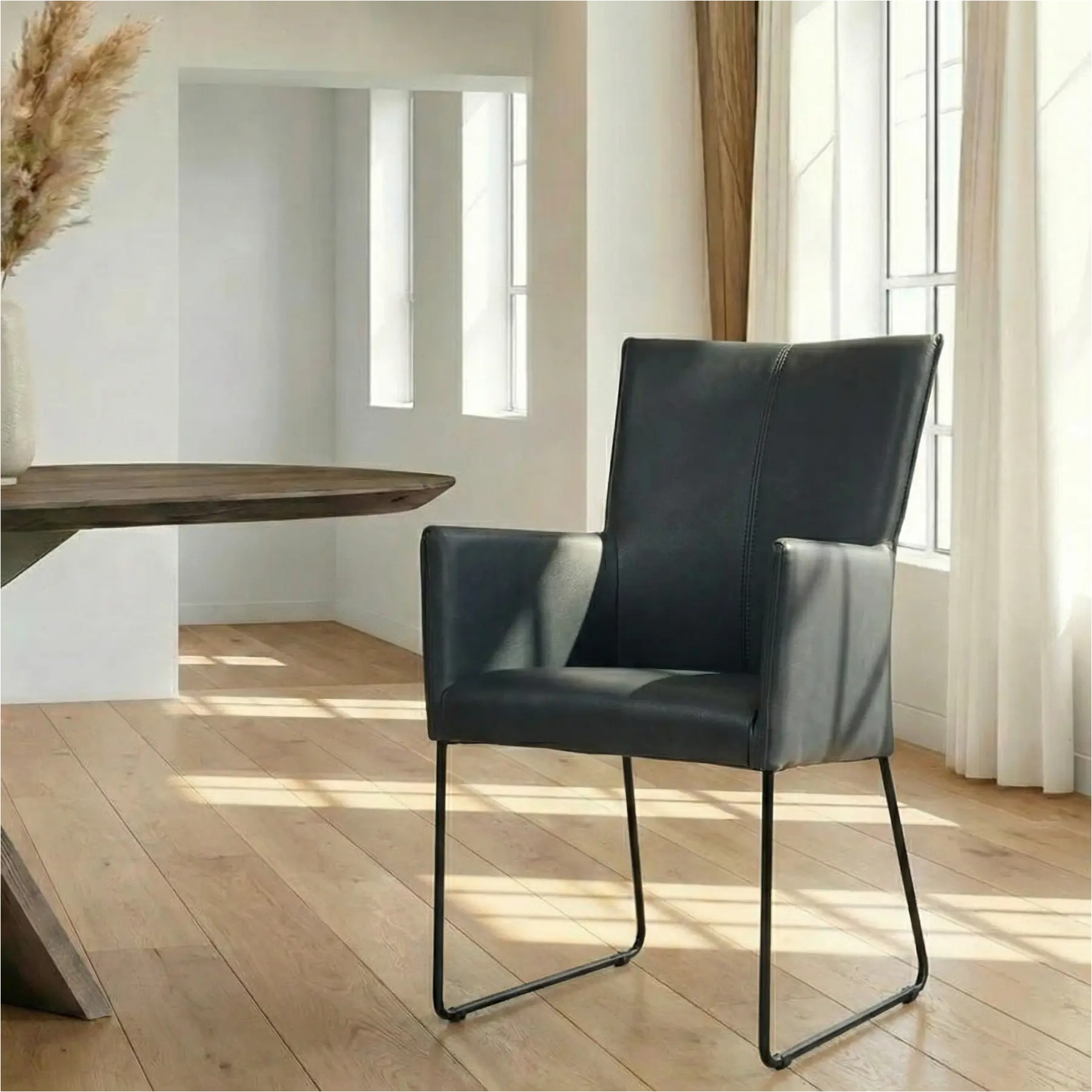 afbeelding van Leren eetkamerstoel Mate met armleuning - Granada Blue (blauw) - U-poot staal rond zwart