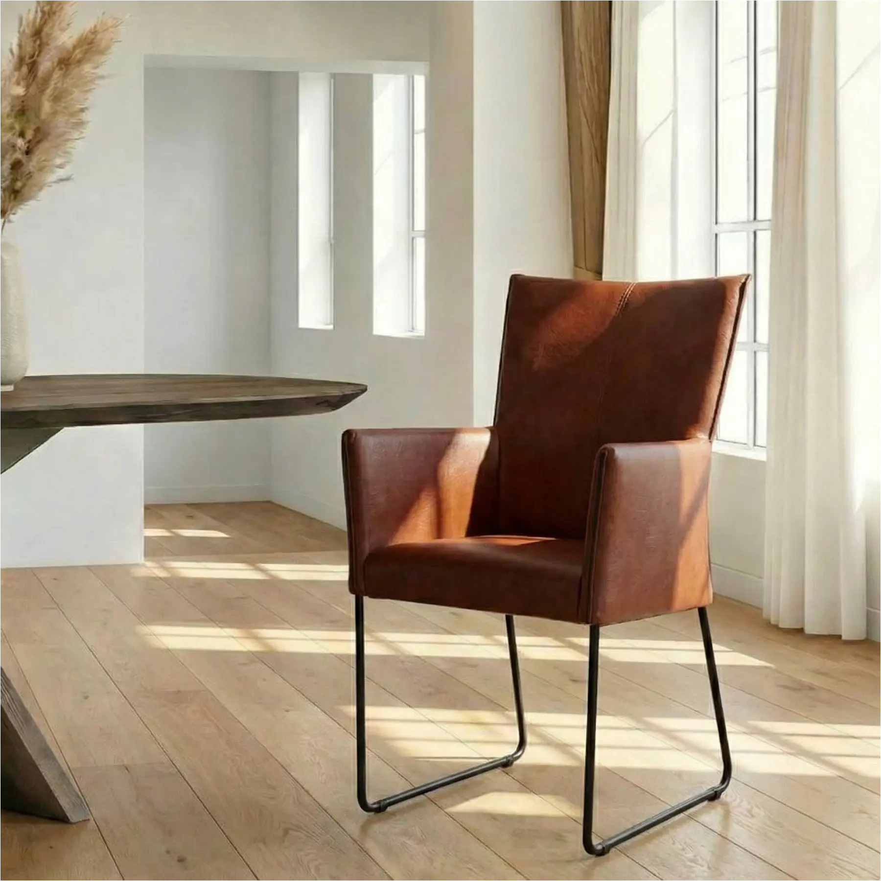 afbeelding van Leren eetkamerstoel Mate met armleuning - Granada Cognac (donkercognac) - U-poot staal rond zwart