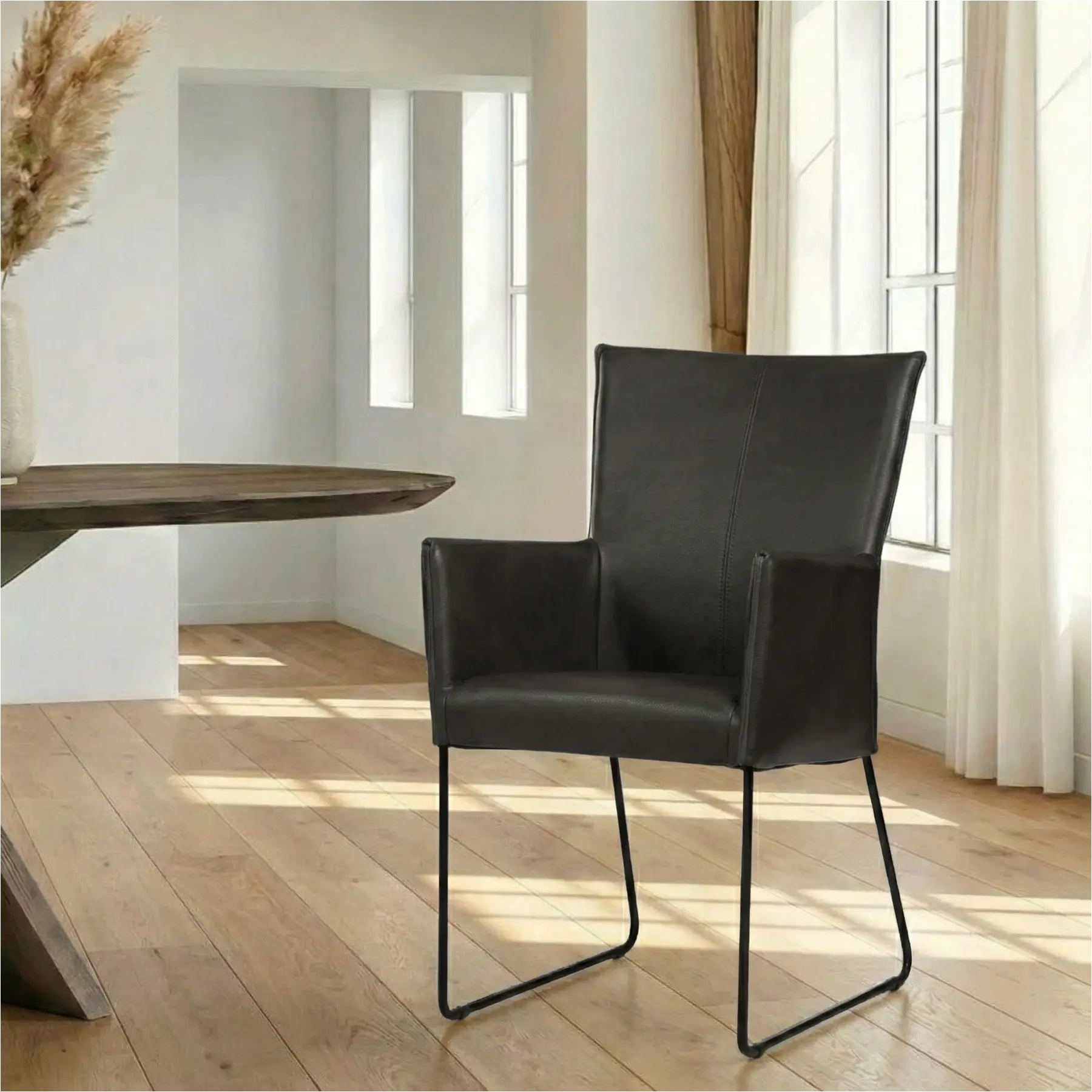 afbeelding van Leren eetkamerstoel Mate met armleuning - Granada Graphite (donkergrijs) - U-poot staal rond zwart