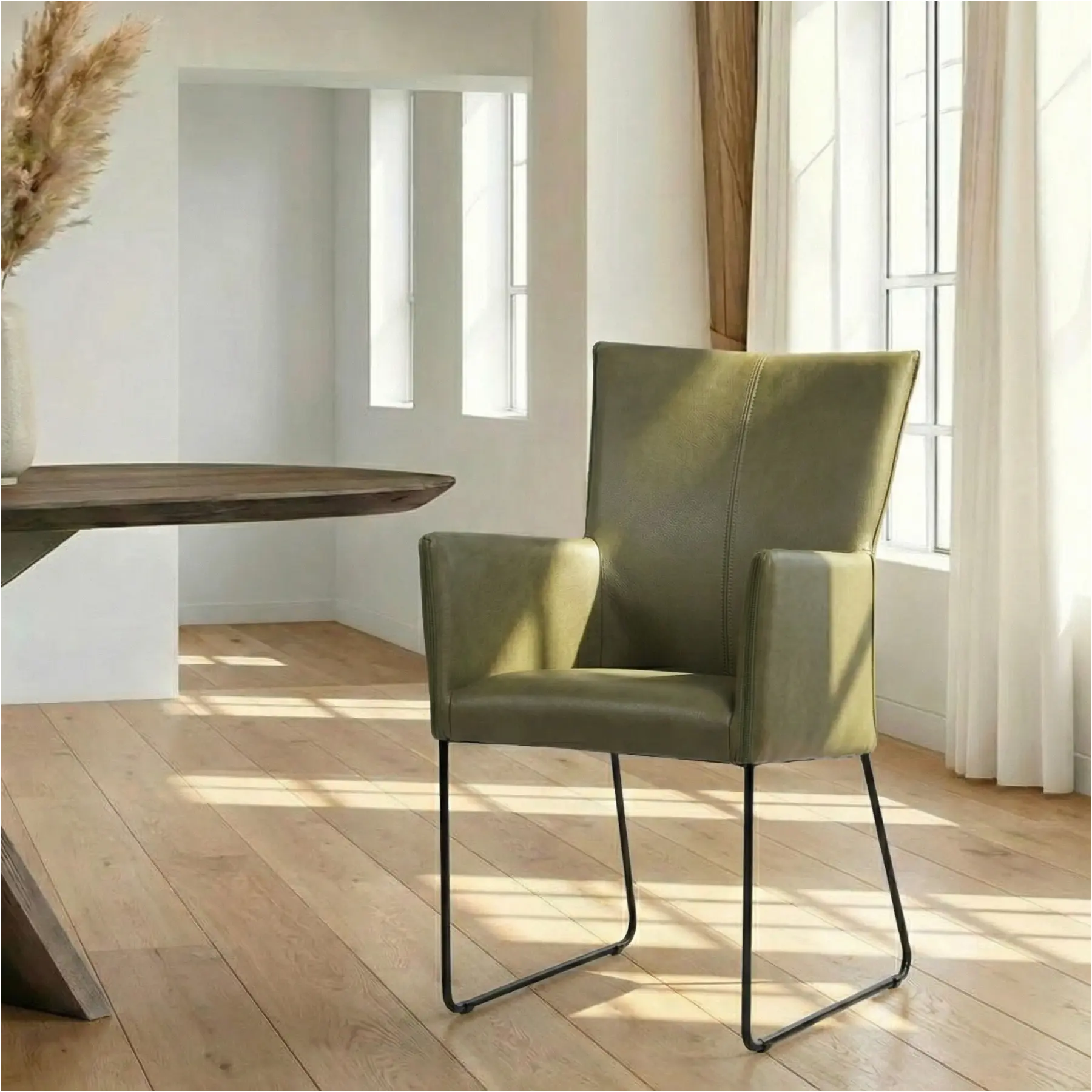 afbeelding van Leren eetkamerstoel Mate met armleuning - Granada Moss (olijf/groen) - U-poot staal rond zwart