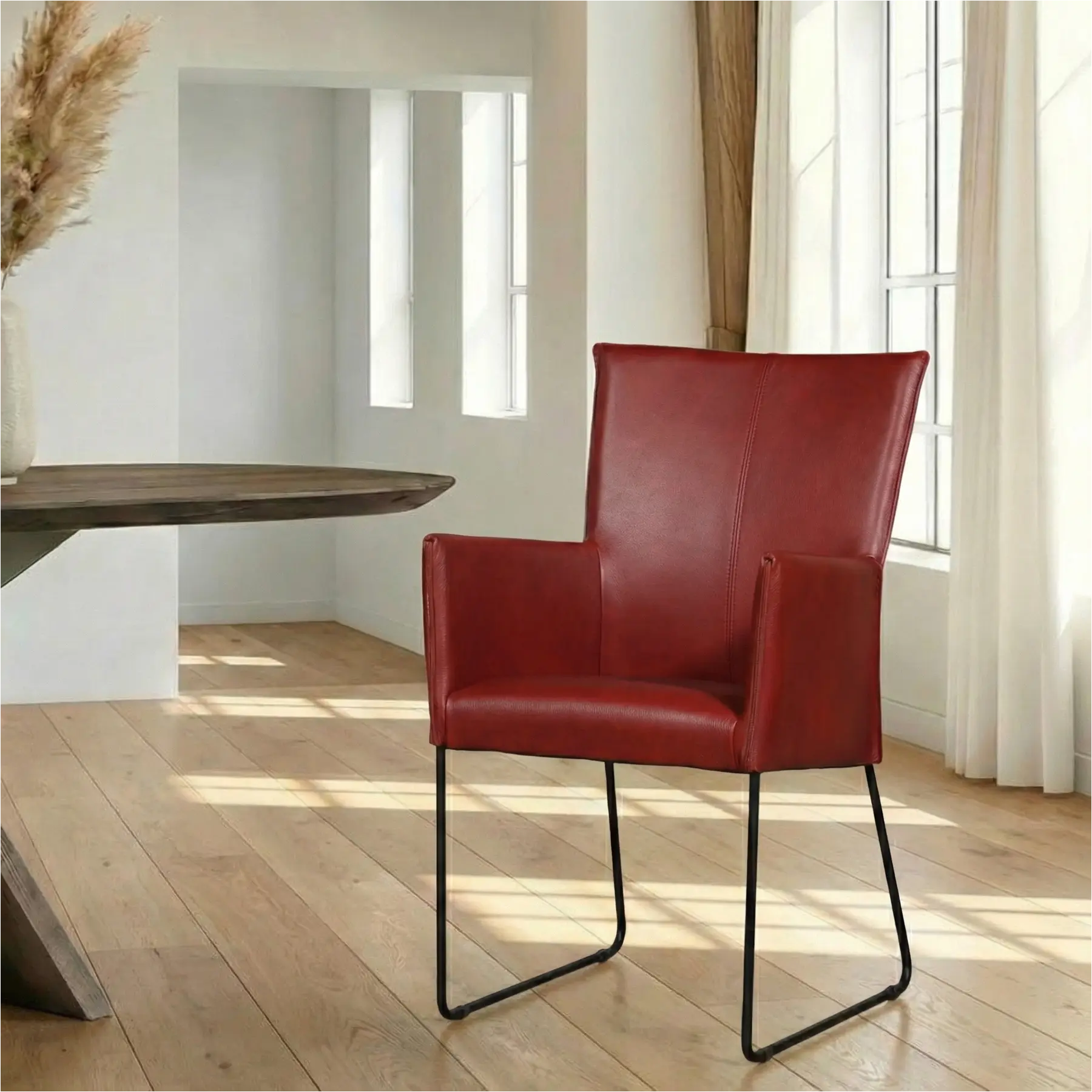 afbeelding van Leren eetkamerstoel Mate met armleuning - Granada Rouge (rood) - U-poot staal rond zwart