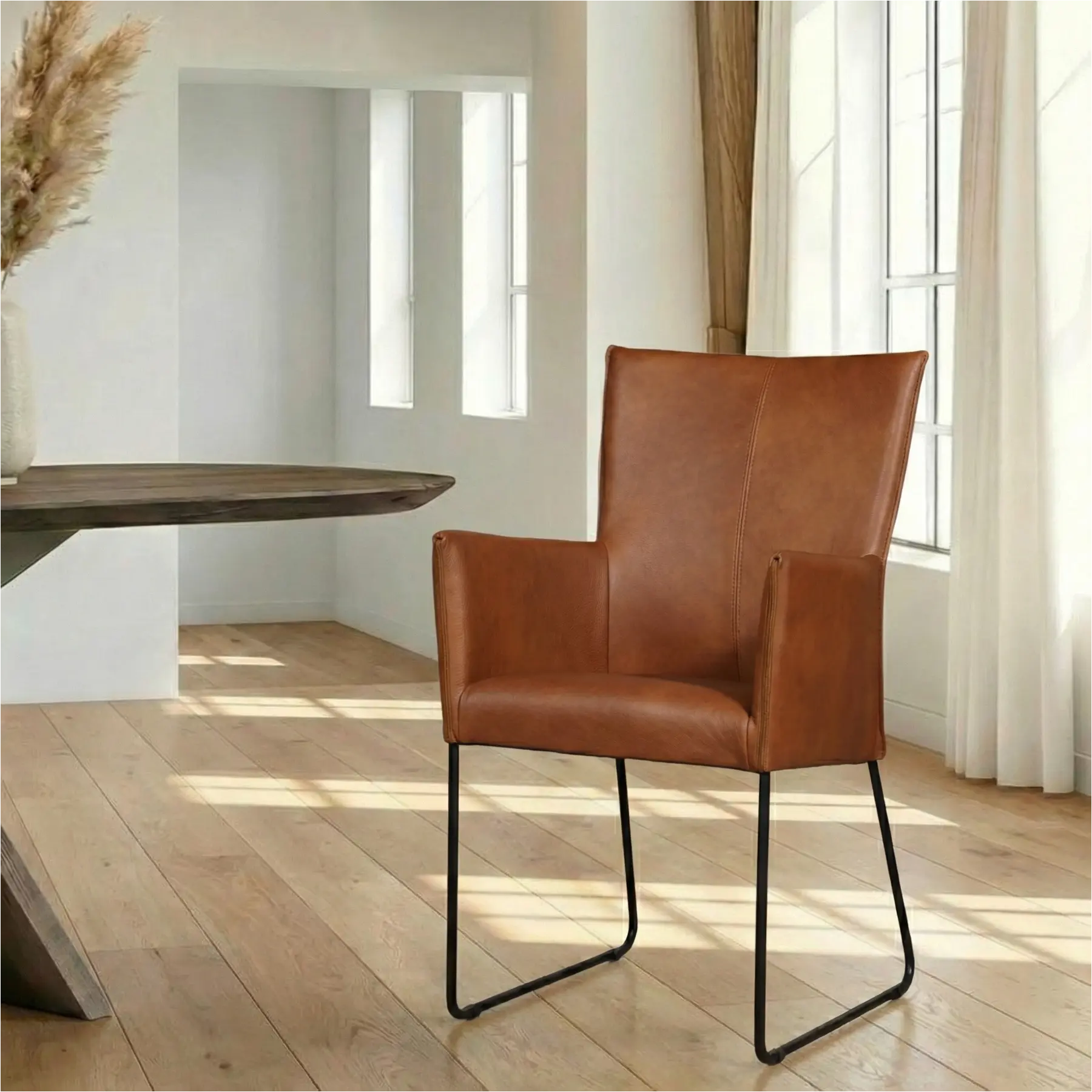 afbeelding van Leren eetkamerstoel Mate met armleuning - Granada Savannah (cognac) - U-poot staal rond zwart