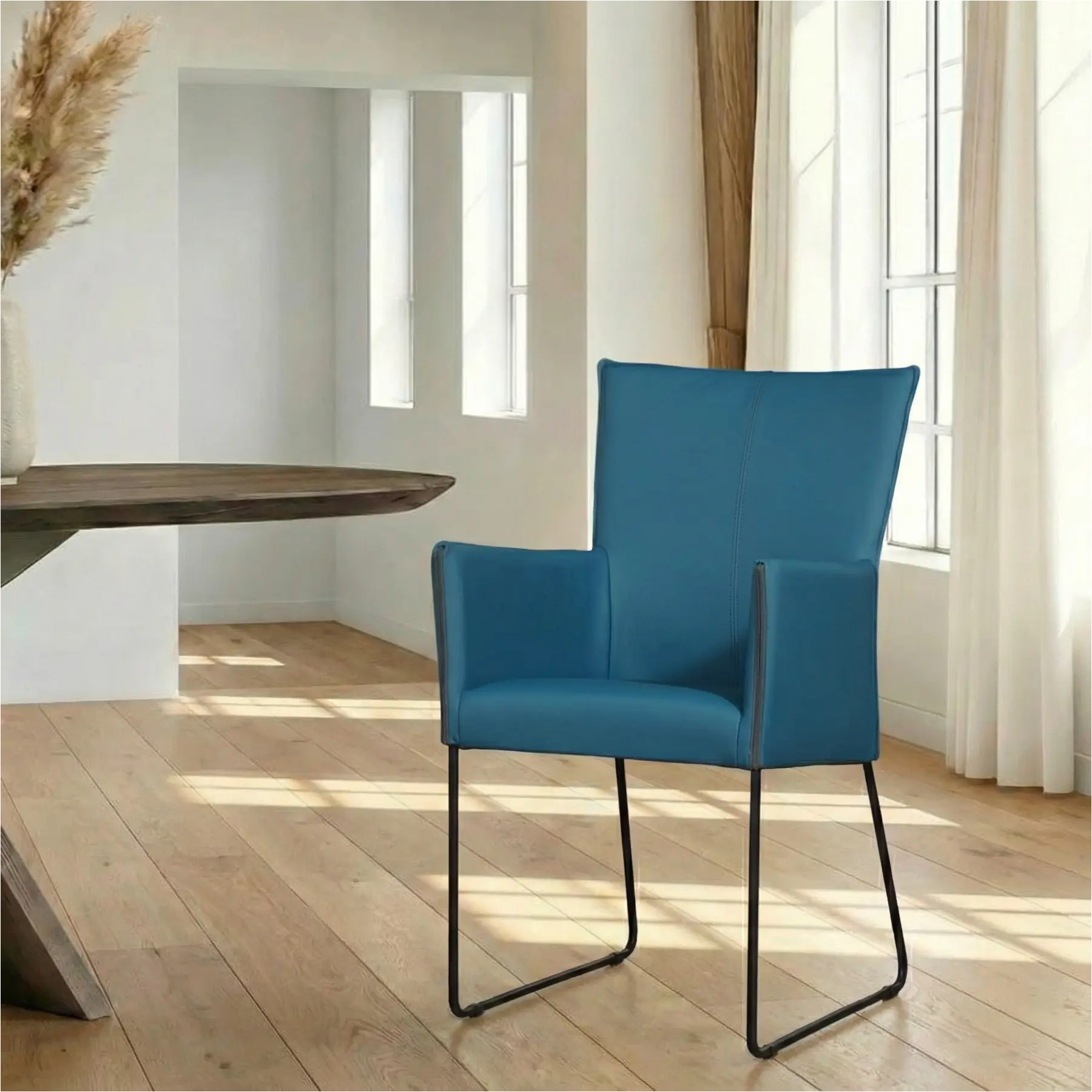 afbeelding van Leren eetkamerstoel Mate met armleuning - Hermes Turquoise (blauw) - U-poot staal rond zwart