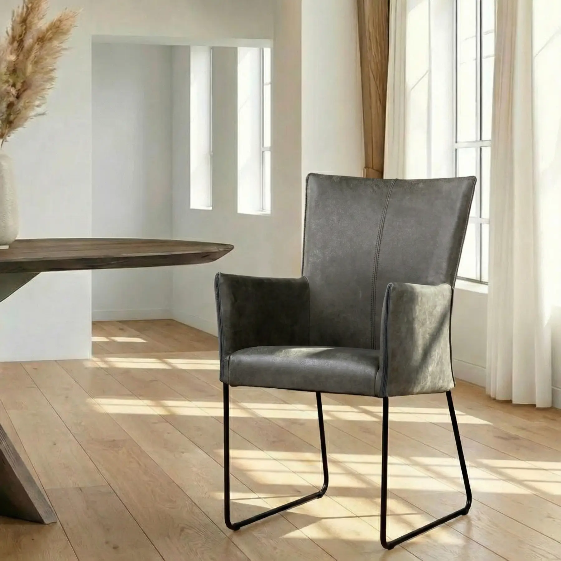 afbeelding van Leren eetkamerstoel Mate met armleuning - Kenia Antracite (grijs) - U-poot staal rond zwart