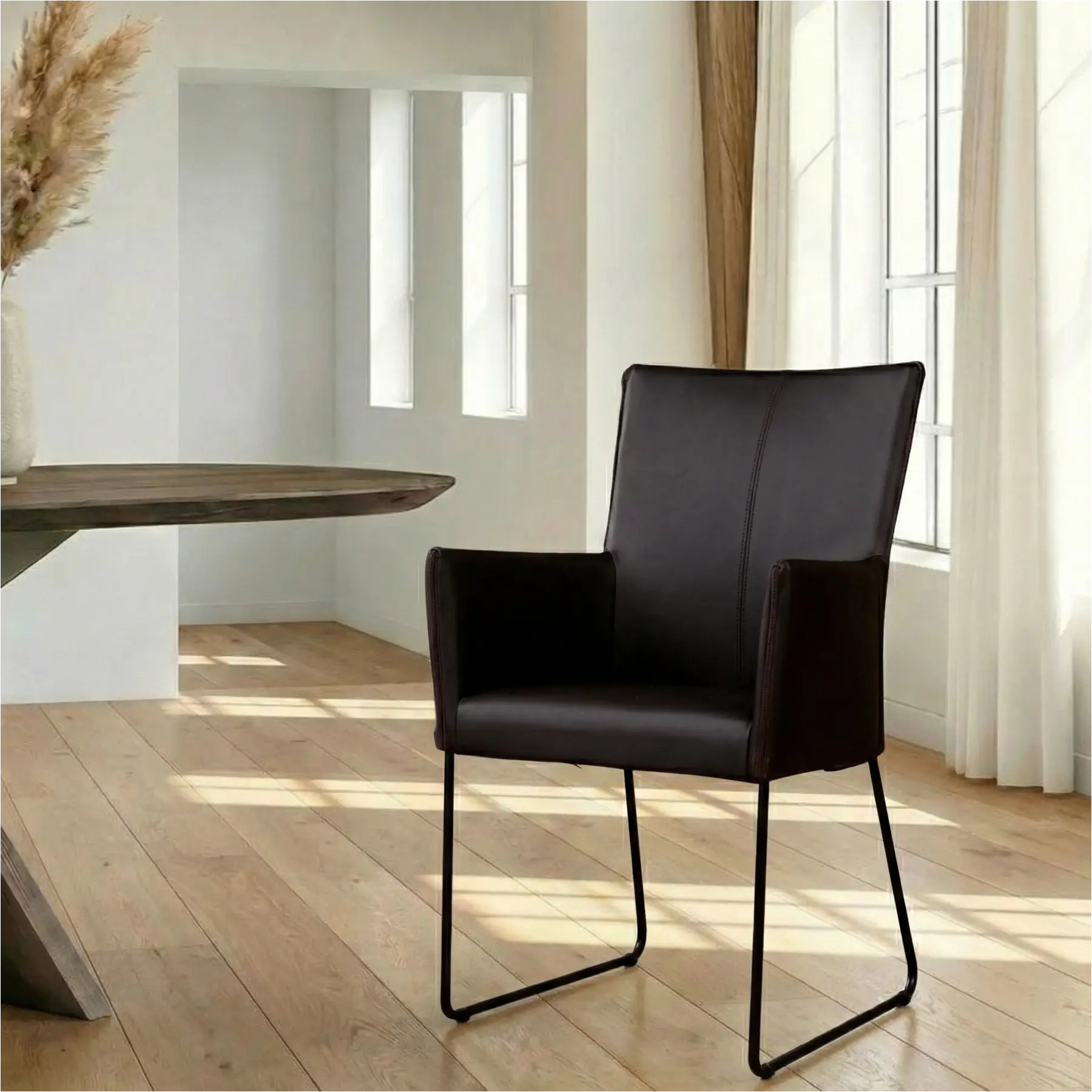 afbeelding van Leren eetkamerstoel Mate met armleuning - Rancho Moro (donkerbruin) - U-poot staal rond zwart