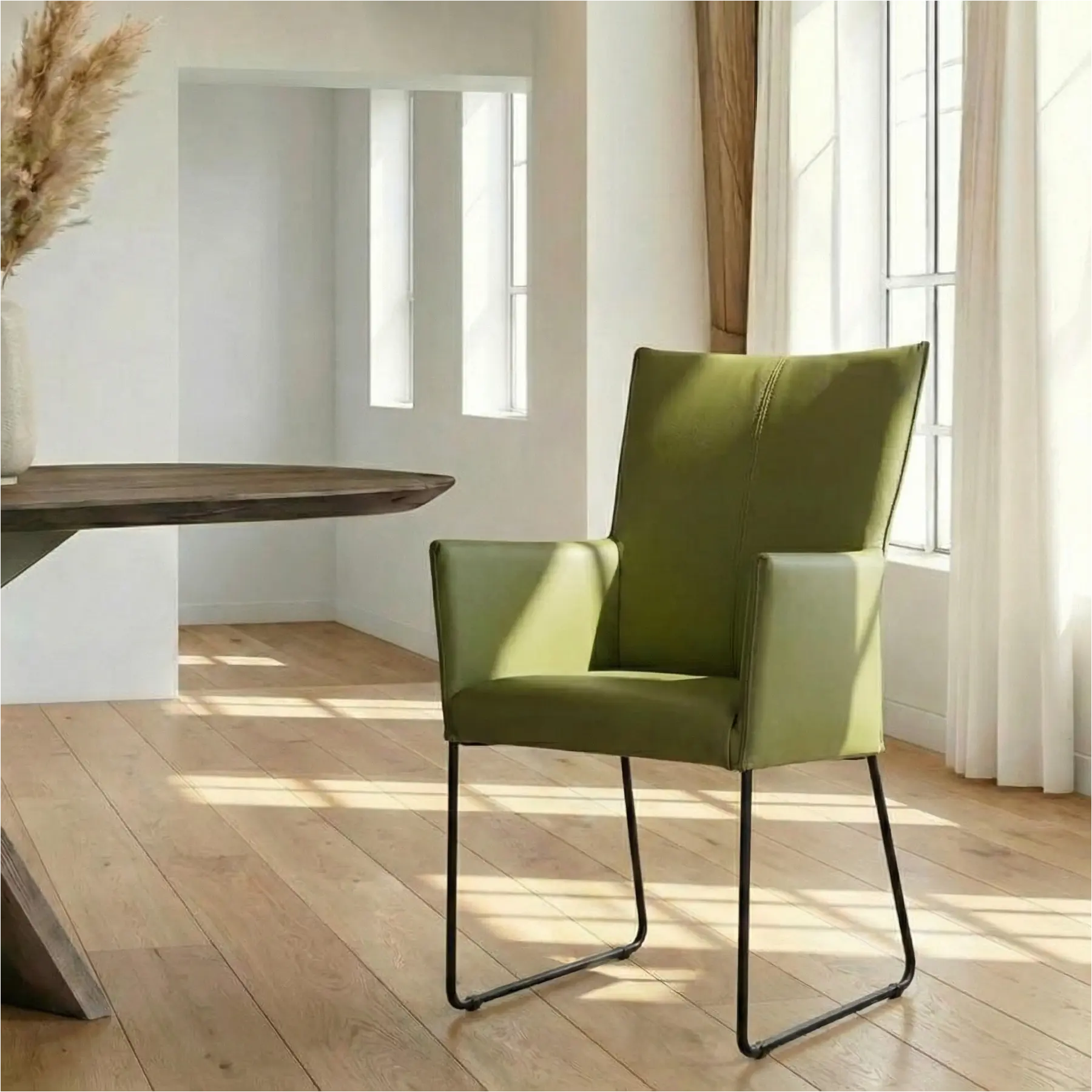 afbeelding van Leren eetkamerstoel Mate met armleuning - Toledo Apple Green (groen) - U-poot staal rond zwart