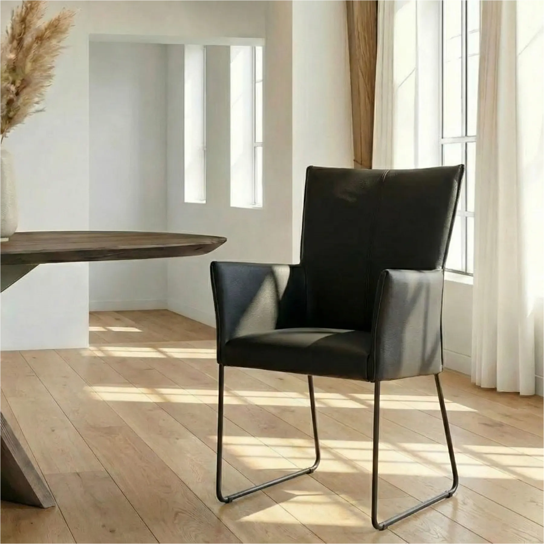 afbeelding van Leren eetkamerstoel Mate met armleuning - Toledo Nero (zwart) - U-poot staal rond zwart