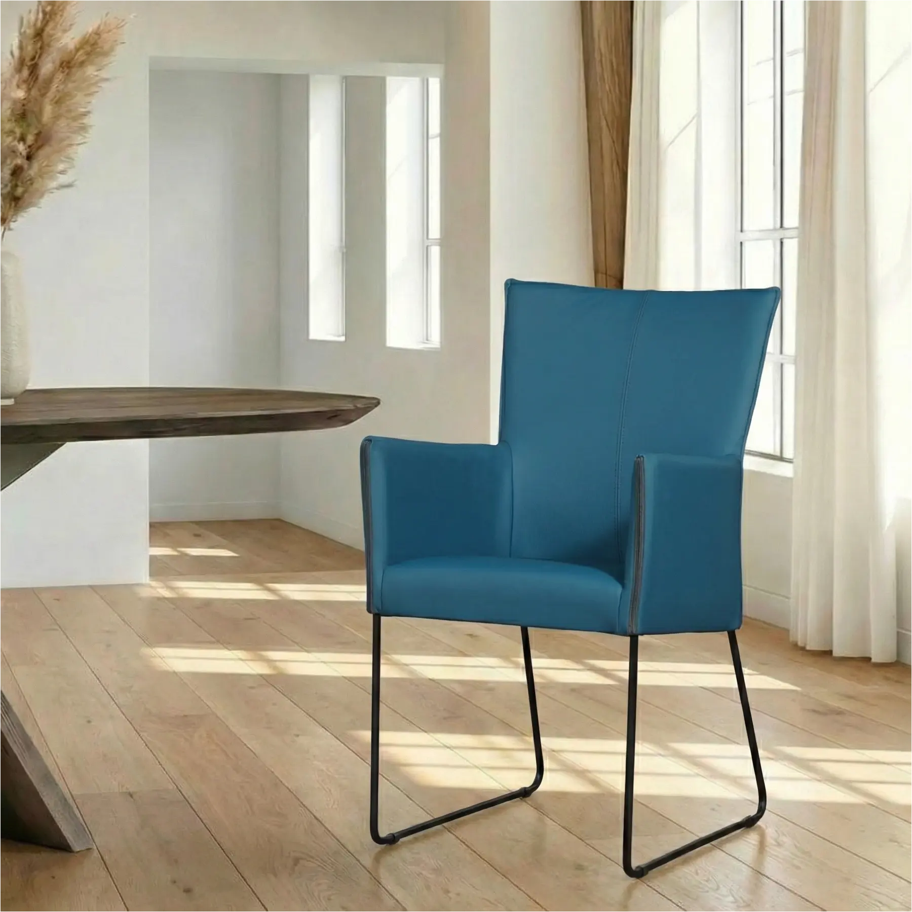 afbeelding van Leren eetkamerstoel Mate met armleuning - Toledo Turquoise (blauw) - U-poot staal rond zwart