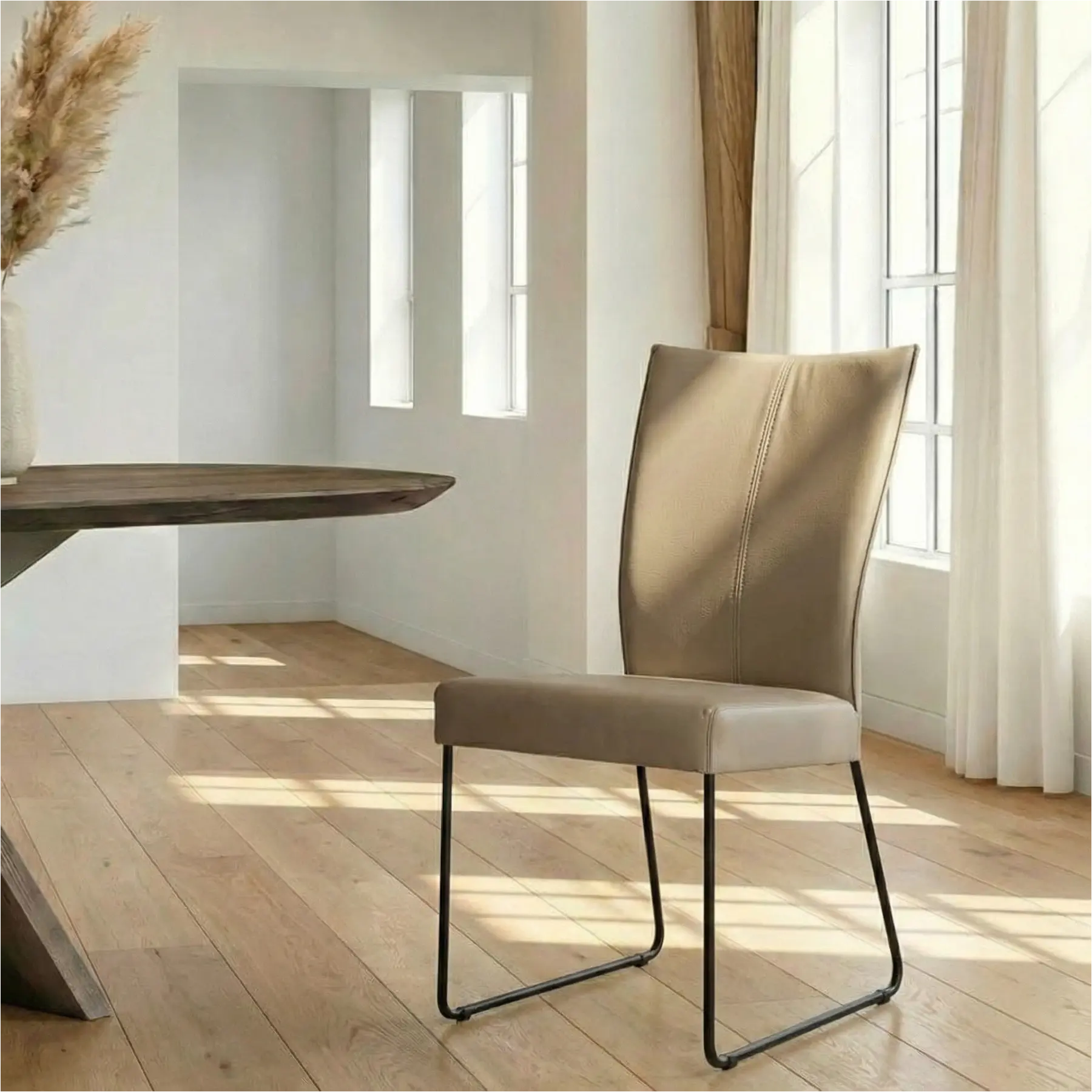 afbeelding van Leren eetkamerstoel Mate - Toledo Khaki (taupe/bruin) - U-poot staal rond zwart