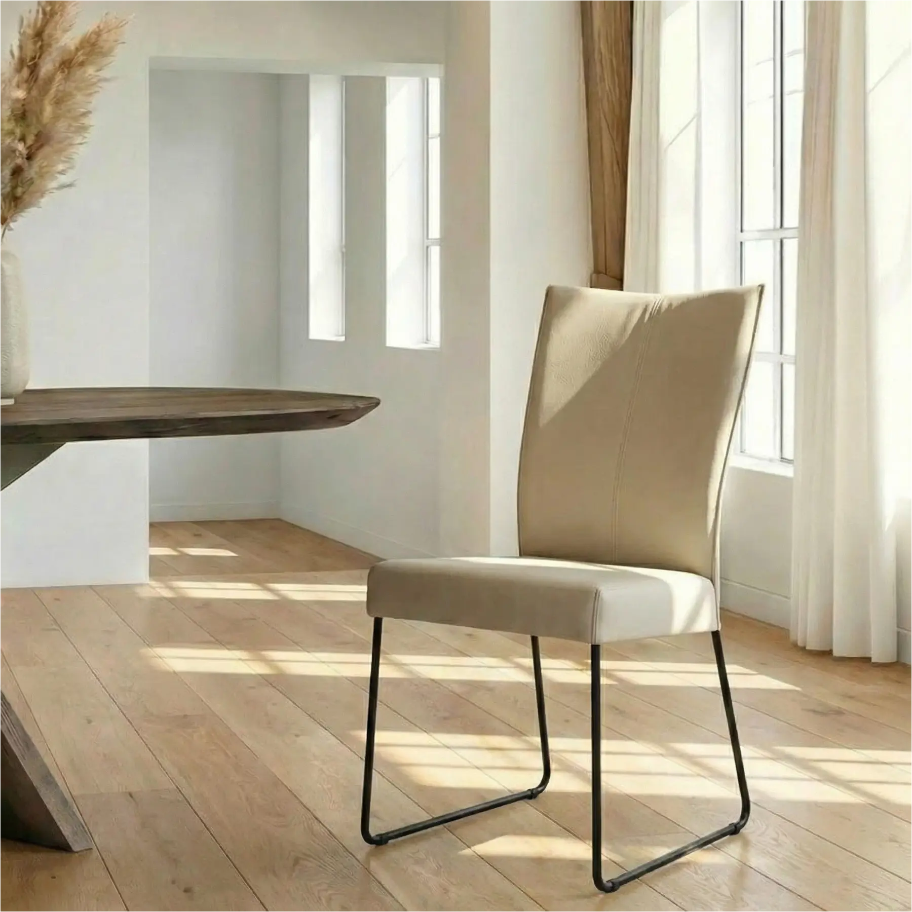 afbeelding van Leren eetkamerstoel Mate - Toledo Nebbia (crème) - U-poot staal rond zwart