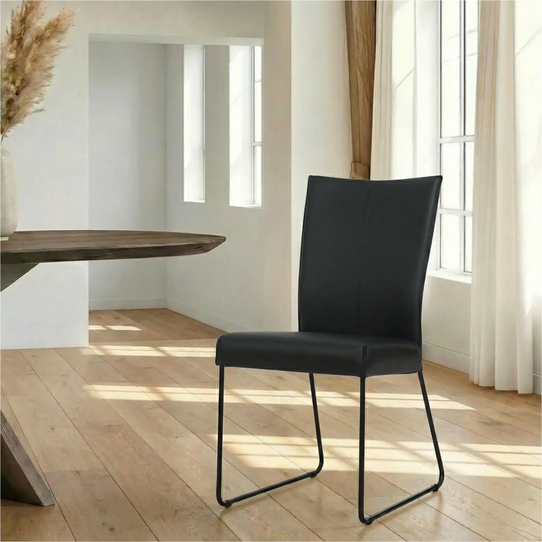 afbeelding van Leren eetkamerstoel Mate - Toledo Nero (zwart) - U-poot staal rond zwart