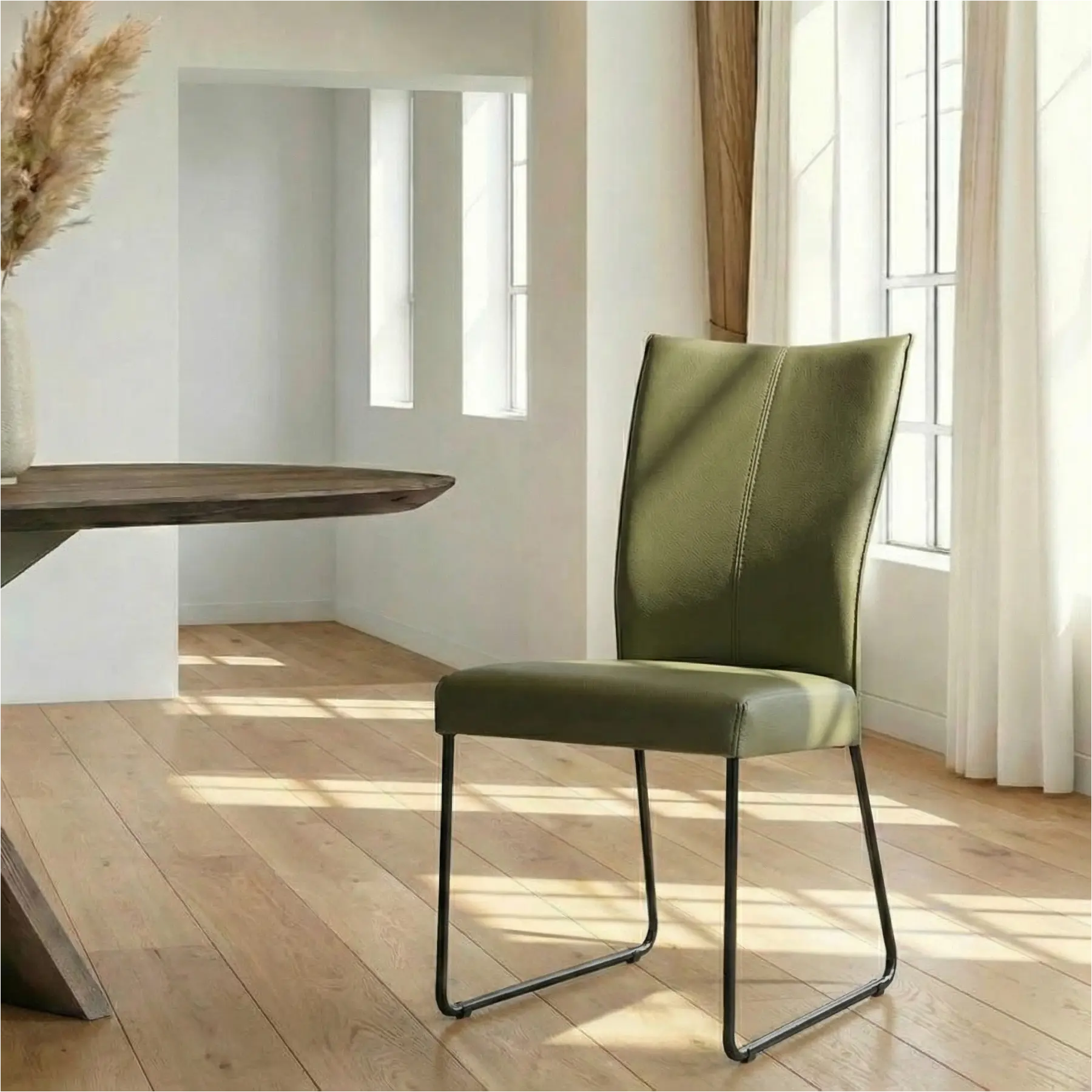 afbeelding van Leren eetkamerstoel Mate - Toledo Olive (olijf/goen) - U-poot staal rond zwart