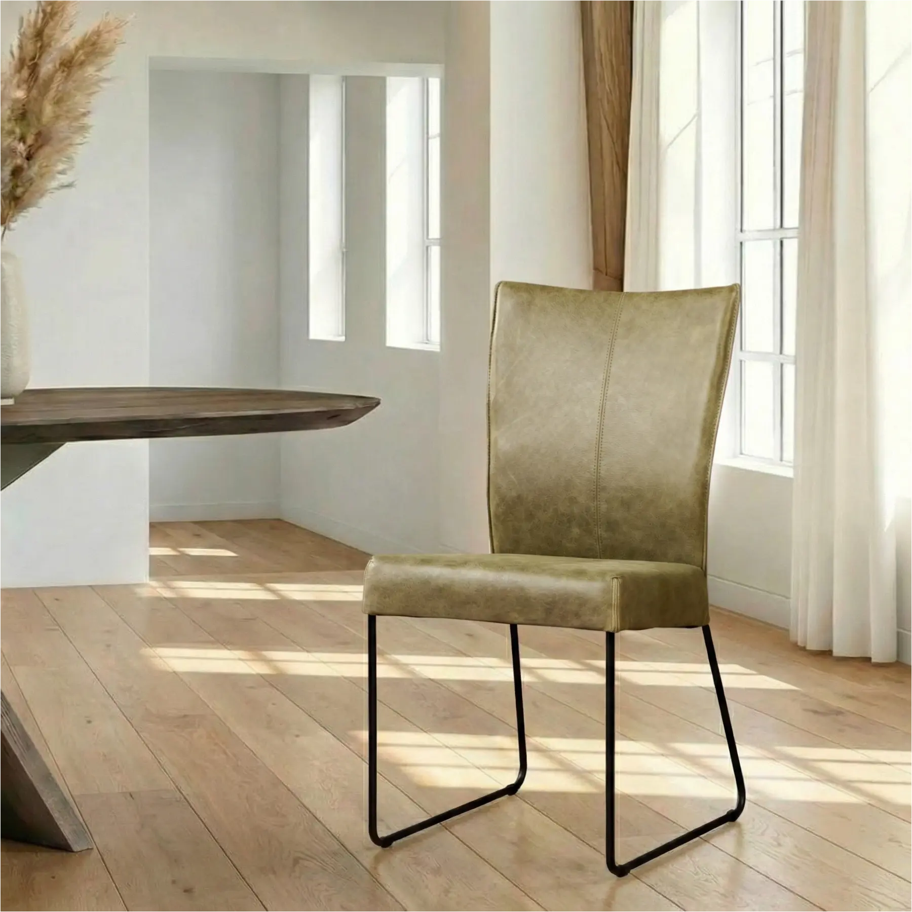 afbeelding van Leren eetkamerstoel Mate - Vintage Olive (olijf/groen) - U-poot staal rond zwart