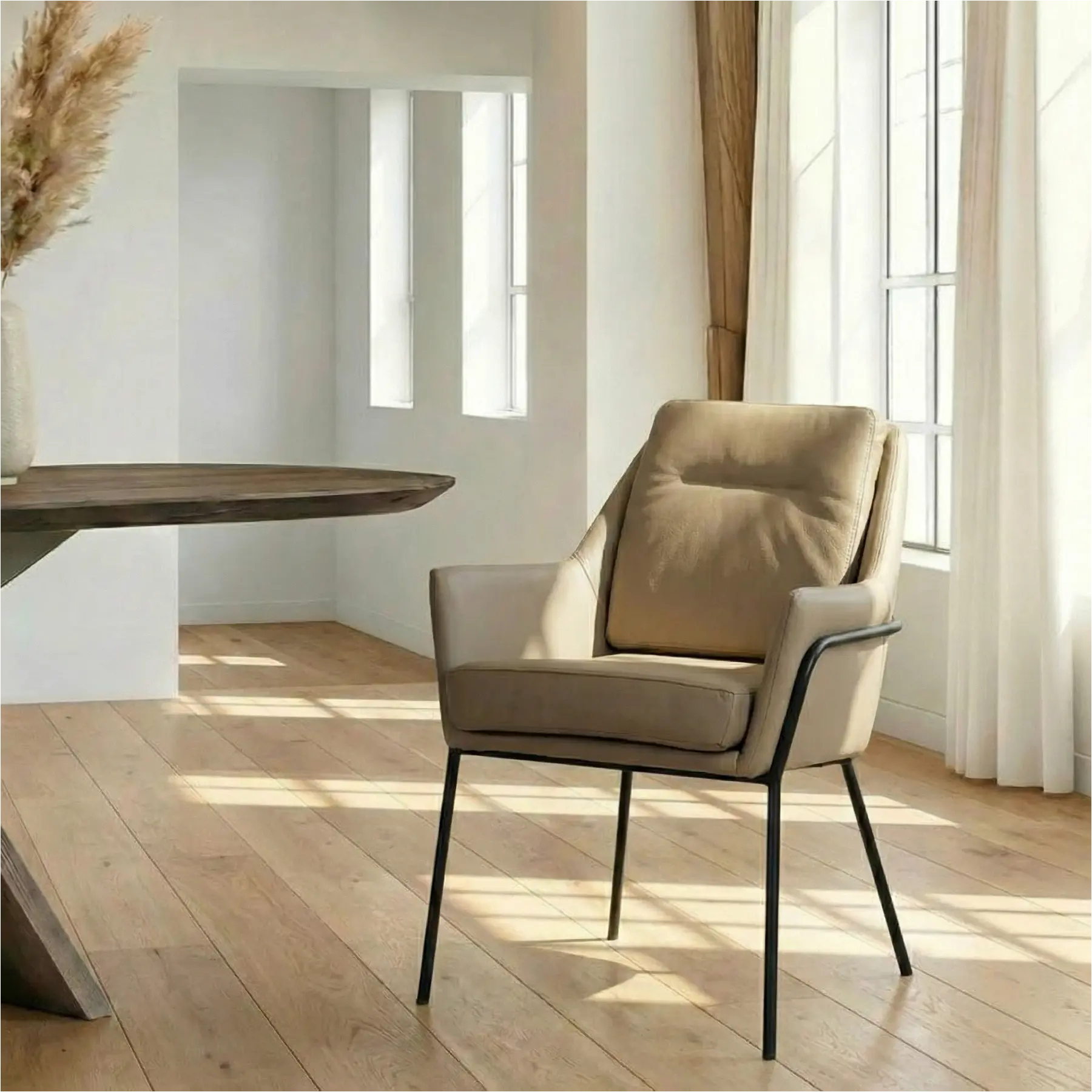 afbeelding van Leren eetkamerstoel Mix - Hermes Mocca (taupe/bruin) - Poten staal rond zwart