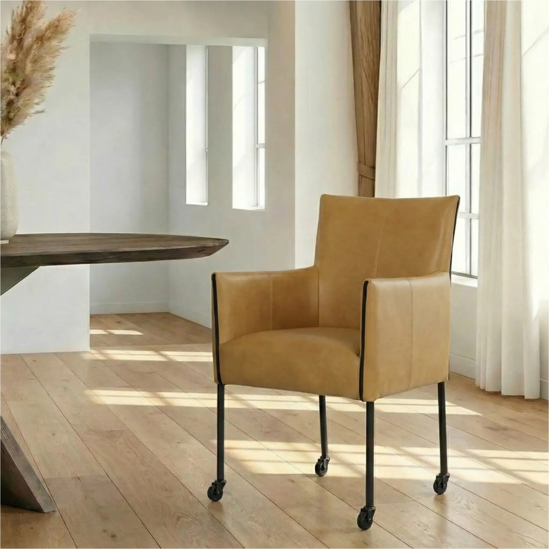 afbeelding van Leren eetkamerstoel More - Granada Amber (cognac) - Poten staal rond zwart