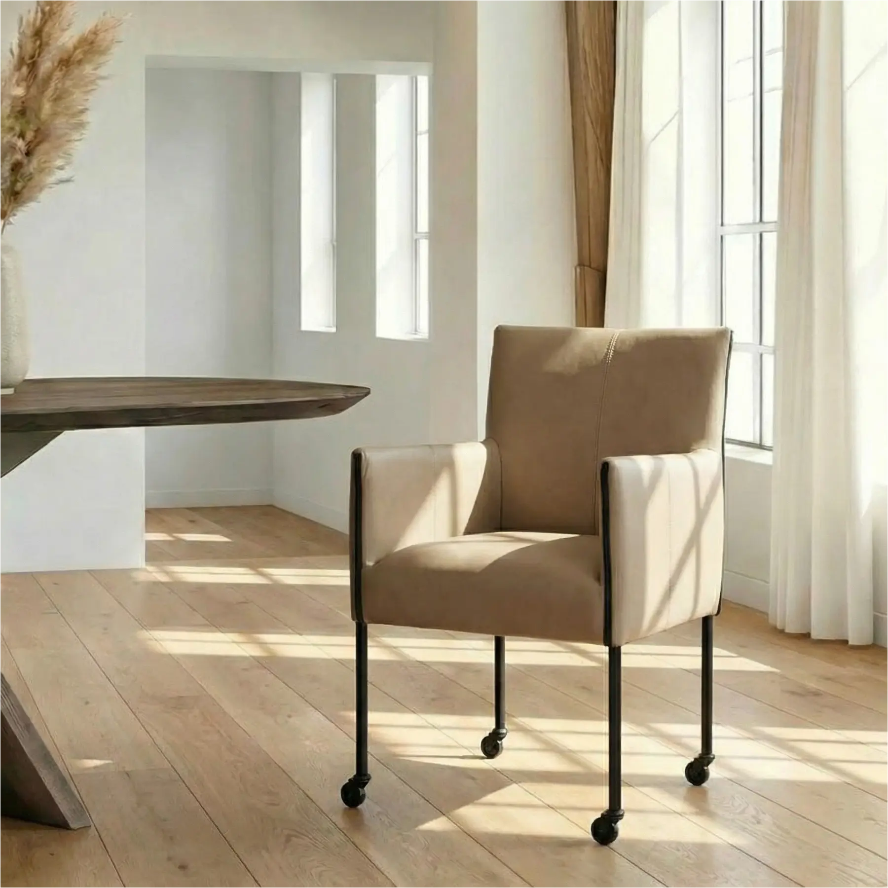 afbeelding van Leren eetkamerstoel More - Granada Taupe (taupe/bruin) - Poten staal rond zwart