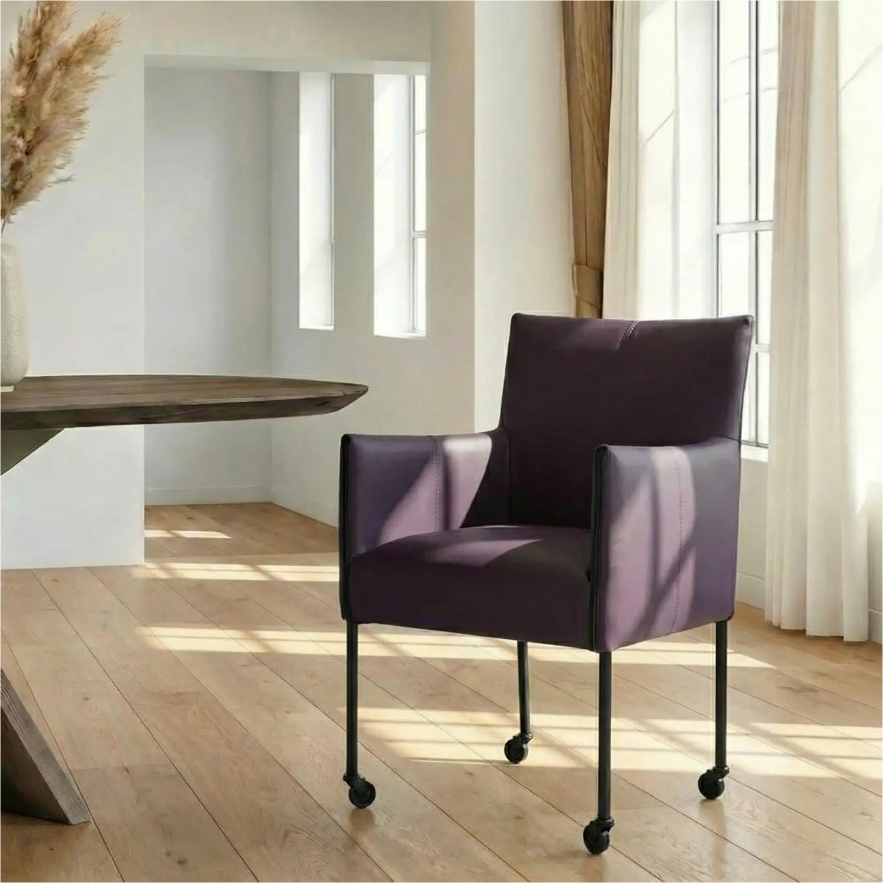 afbeelding van Leren eetkamerstoel More - Hermes Merlin (donkerpaars) - Poten staal rond zwart