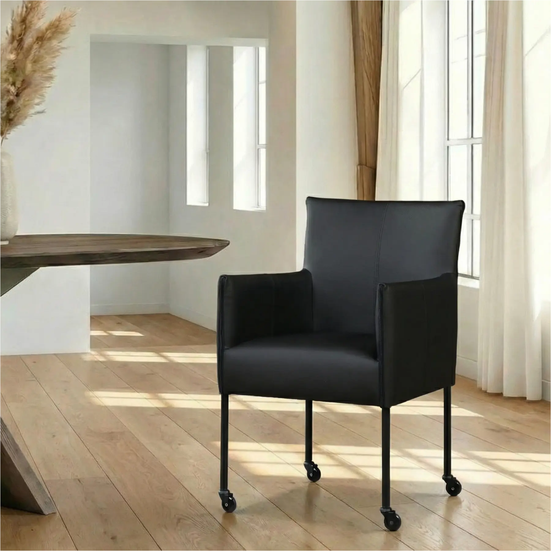 afbeelding van Leren eetkamerstoel More - Hermes Nero (zwart) - Poten staal rond zwart