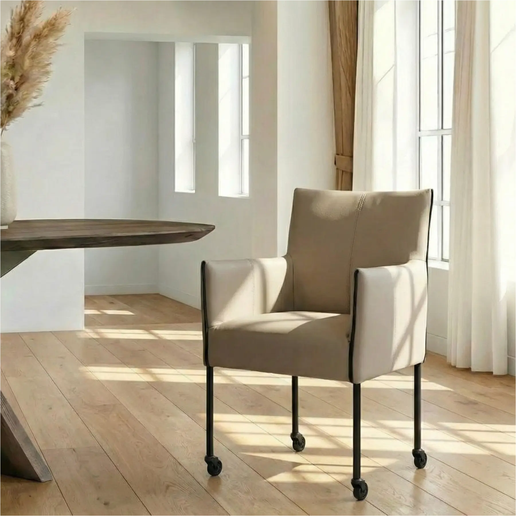 afbeelding van Leren eetkamerstoel More - Toledo Khaki (taupe/bruin) - Poten staal rond zwart