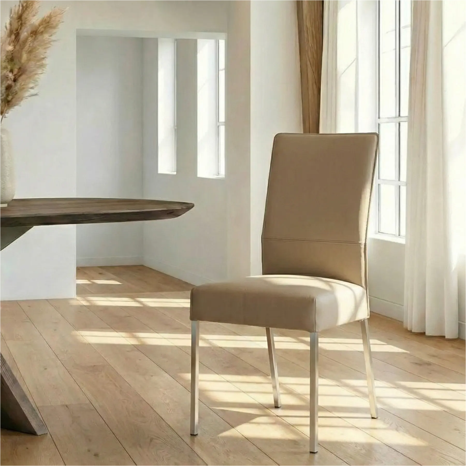 afbeelding van Leren eetkamerstoel Real - Toledo Mocca (taupe/bruin) - Poten staal vierkant RVS