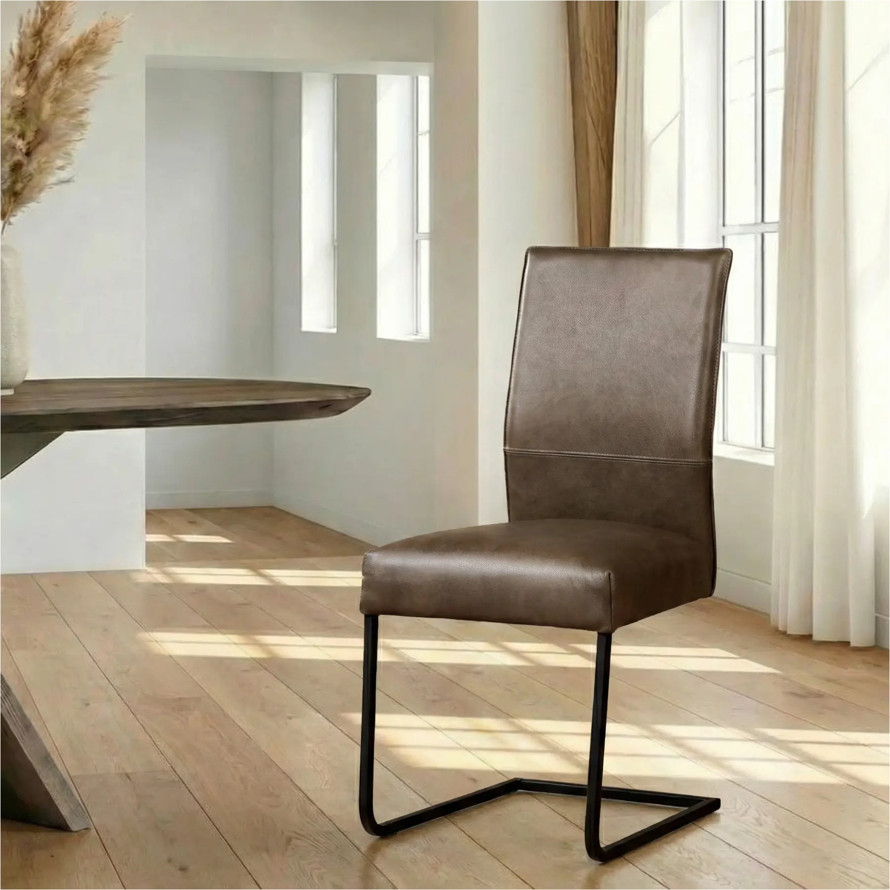 afbeelding van Leren eetkamerstoel Remix - Granada Ash (grijs/bruin) - Sledepoot staal vierkant zwart