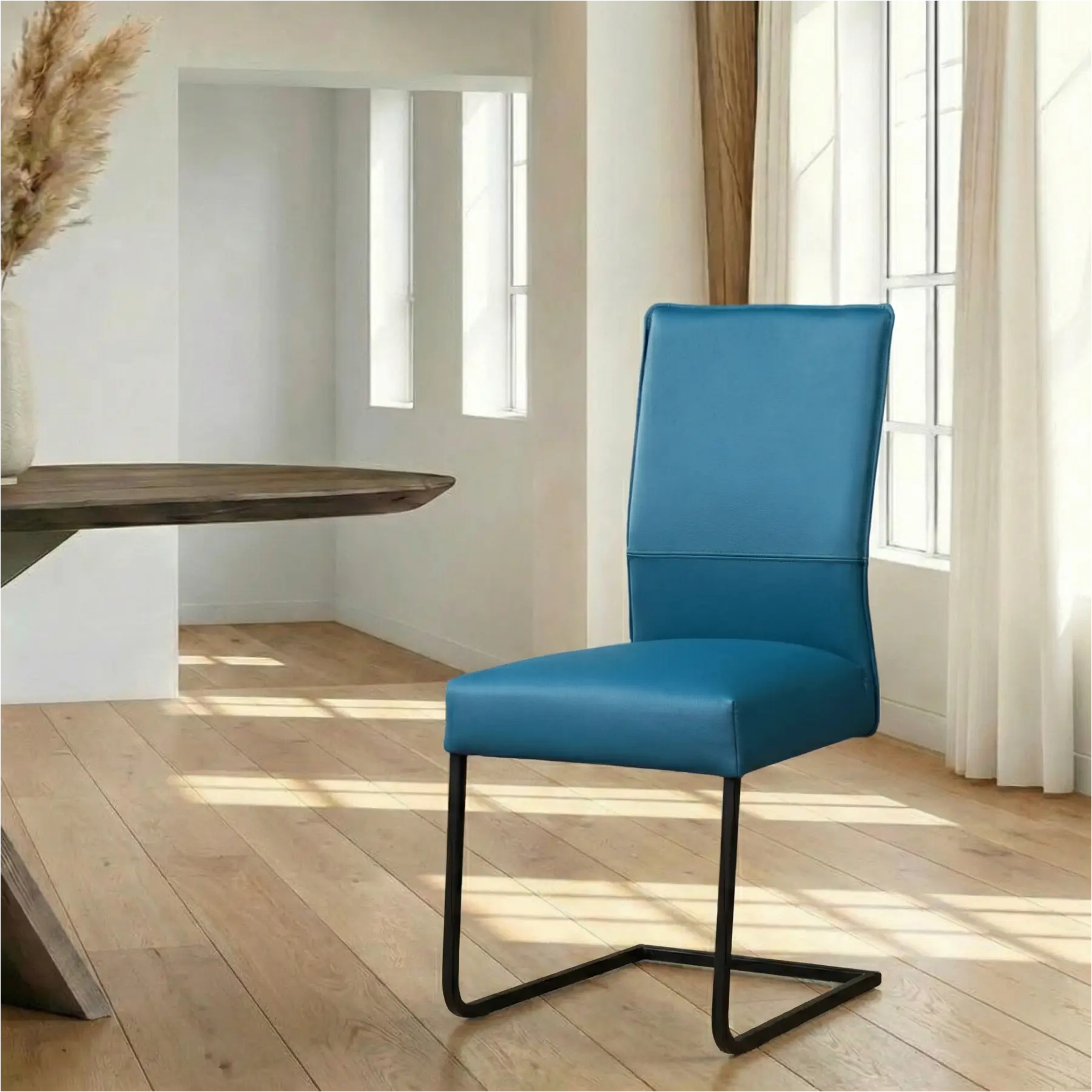 afbeelding van Leren eetkamerstoel Remix - Hermes Turquoise (blauw) - Sledepoot staal vierkant zwart