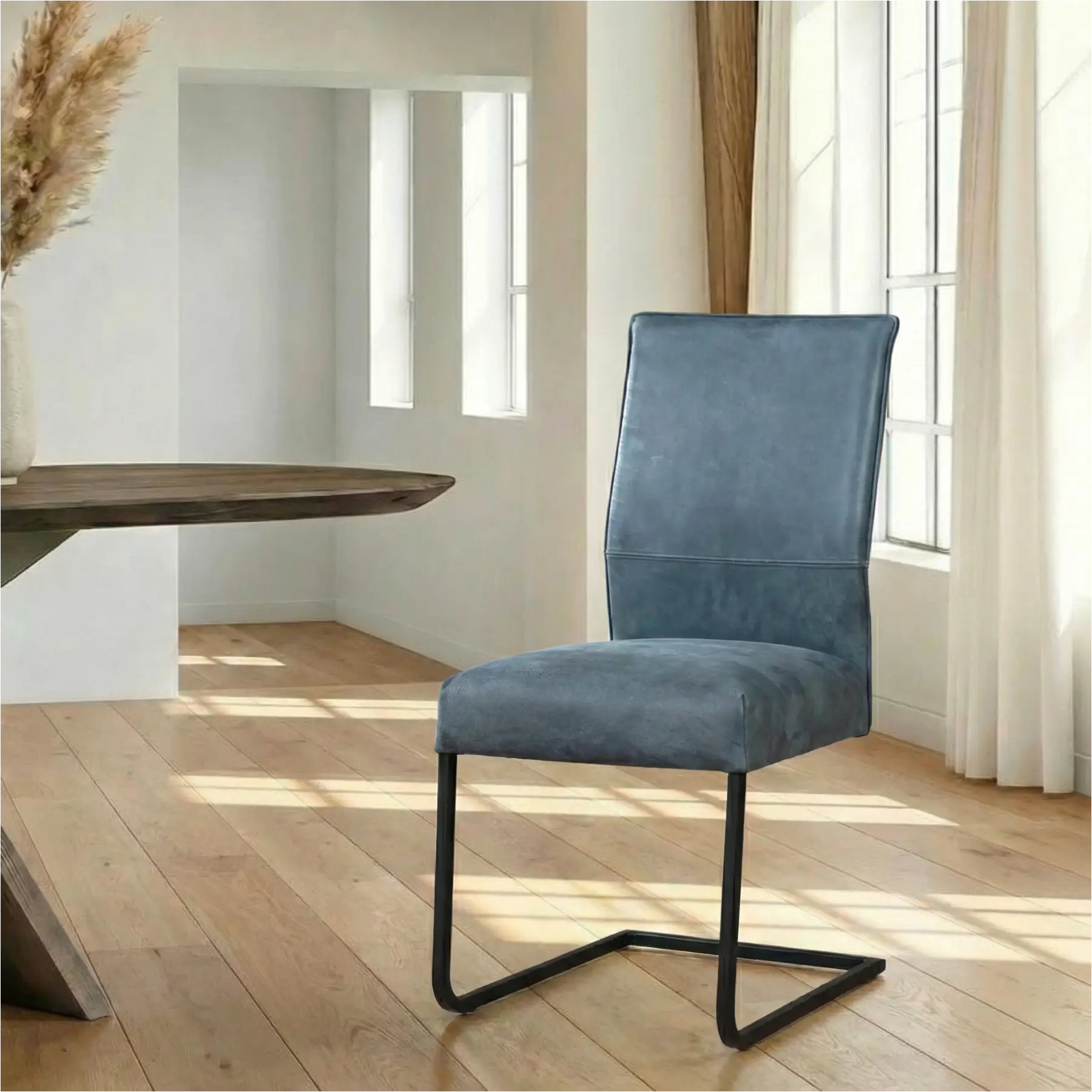 afbeelding van Leren eetkamerstoel Remix - Kenia Denim (blauw) - Sledepoot staal vierkant zwart