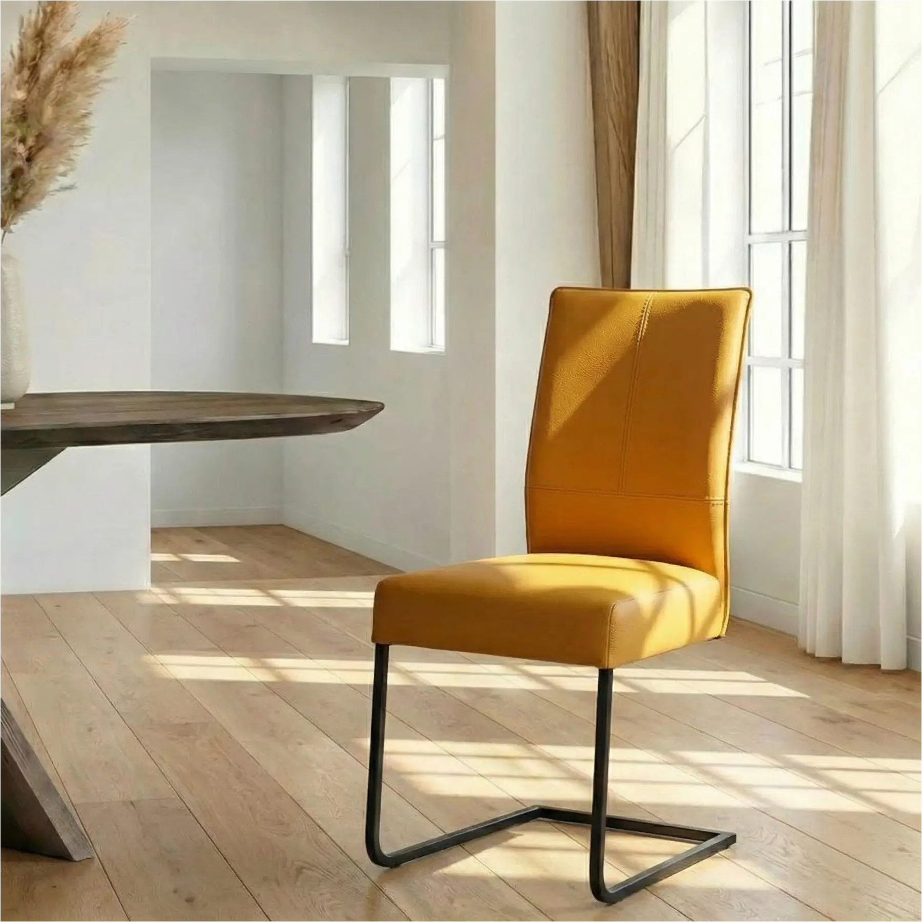 afbeelding van Leren eetkamerstoel Remix - Toledo Leem (geel/bruin) - Sledepoot staal vierkant zwart