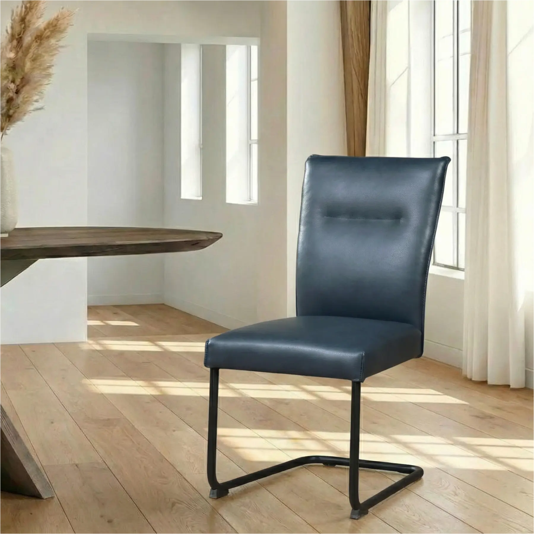 afbeelding van Leren eetkamerstoel Retro - Granada Blue (blauw) - Sledepoot staal rond zwart