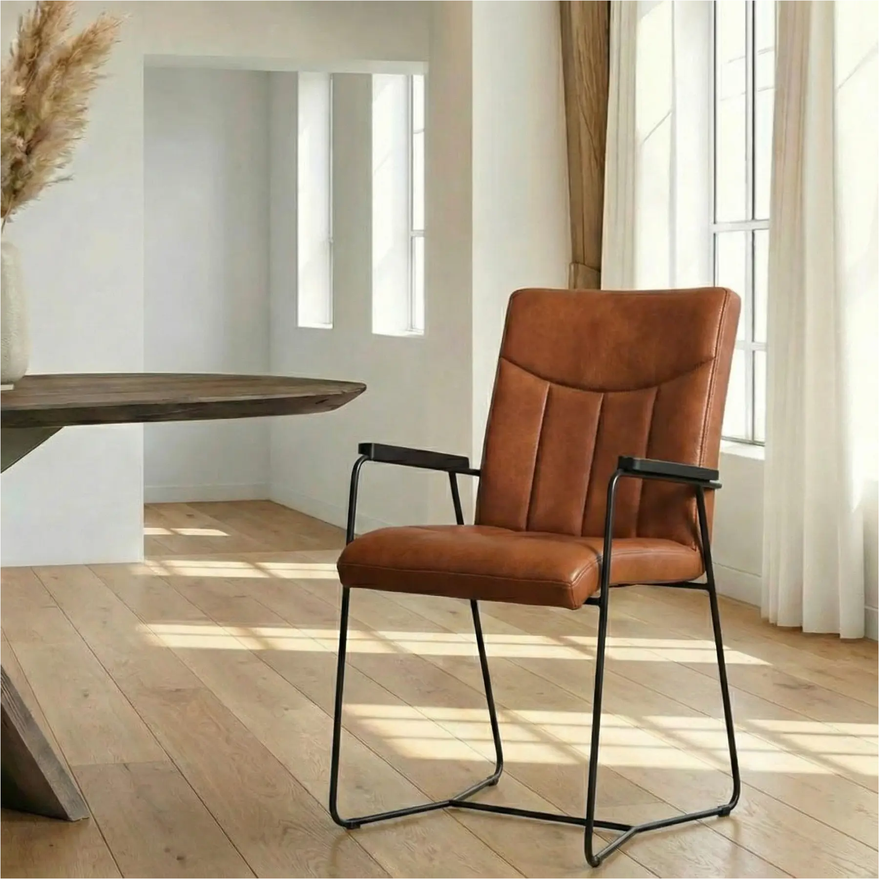 afbeelding van Leren eetkamerstoel Right met armleuning - Granada leer Savannah