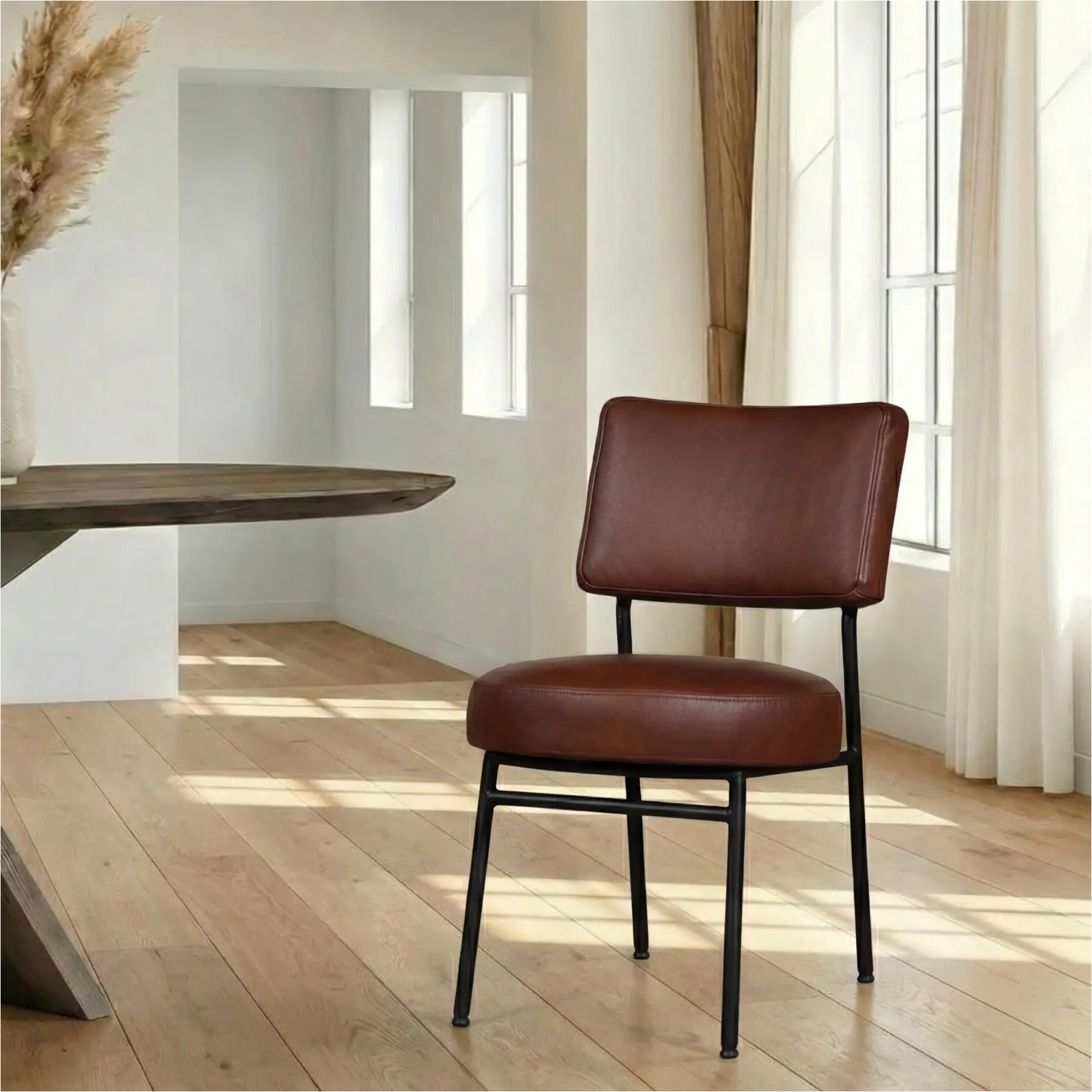 afbeelding van Leren eetkamerstoel Rondo - Granada Cognac (donkercognac) - Poten staal rond zwart