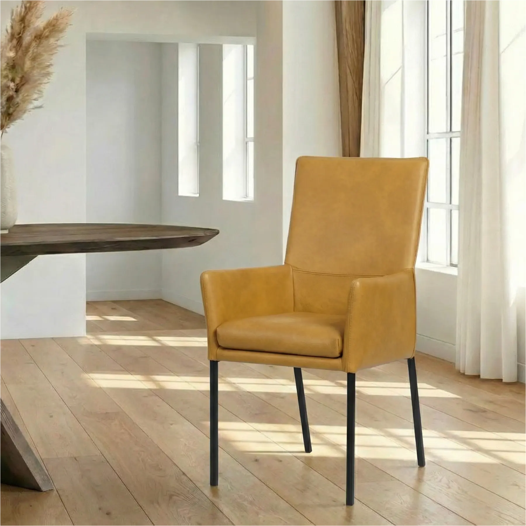 afbeelding van Leren eetkamerstoel Royal - Granada Amber (cognac) - Poten staal vierkant zwart