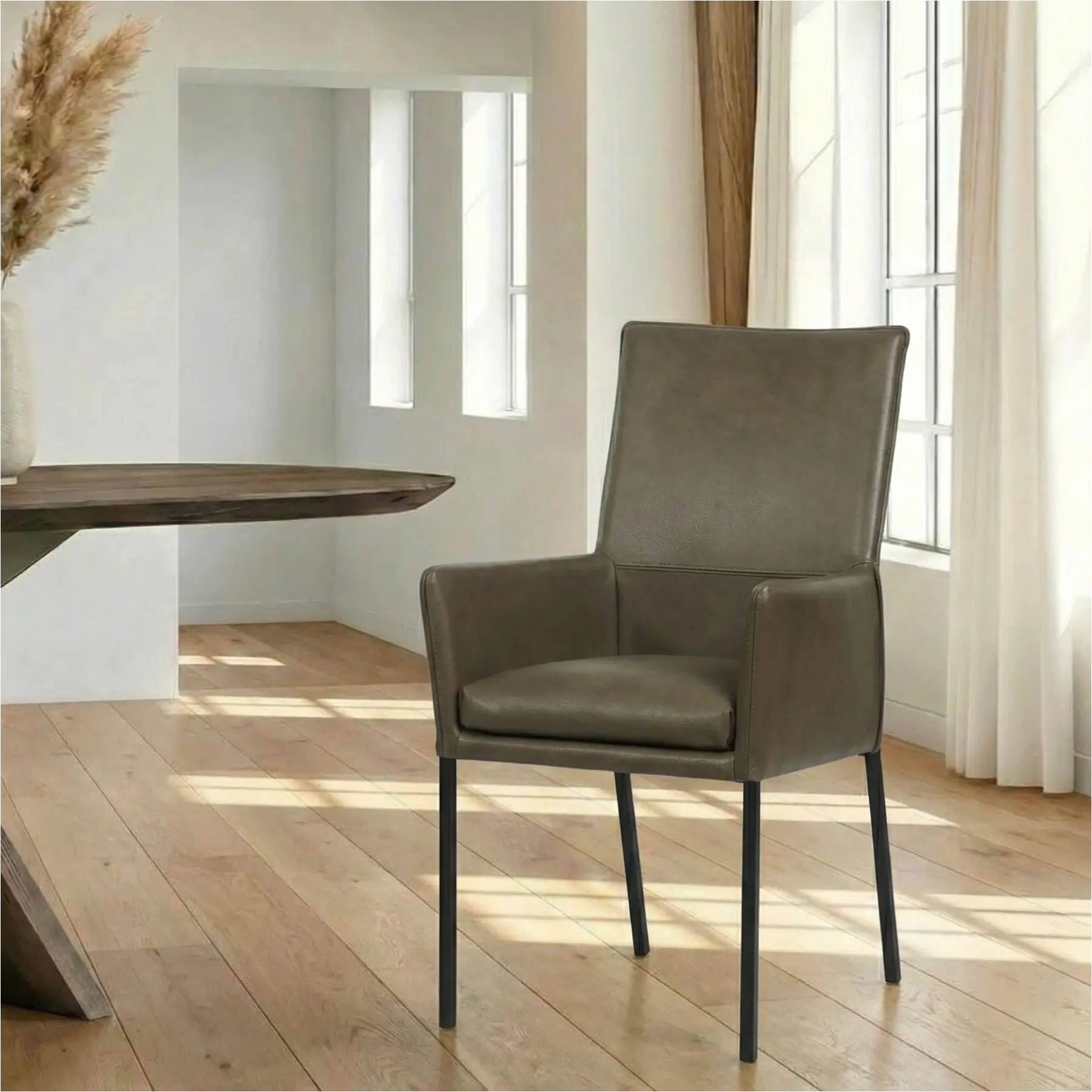 afbeelding van Leren eetkamerstoel Royal - Granada Ash (grijs/bruin) - Poten staal vierkant zwart