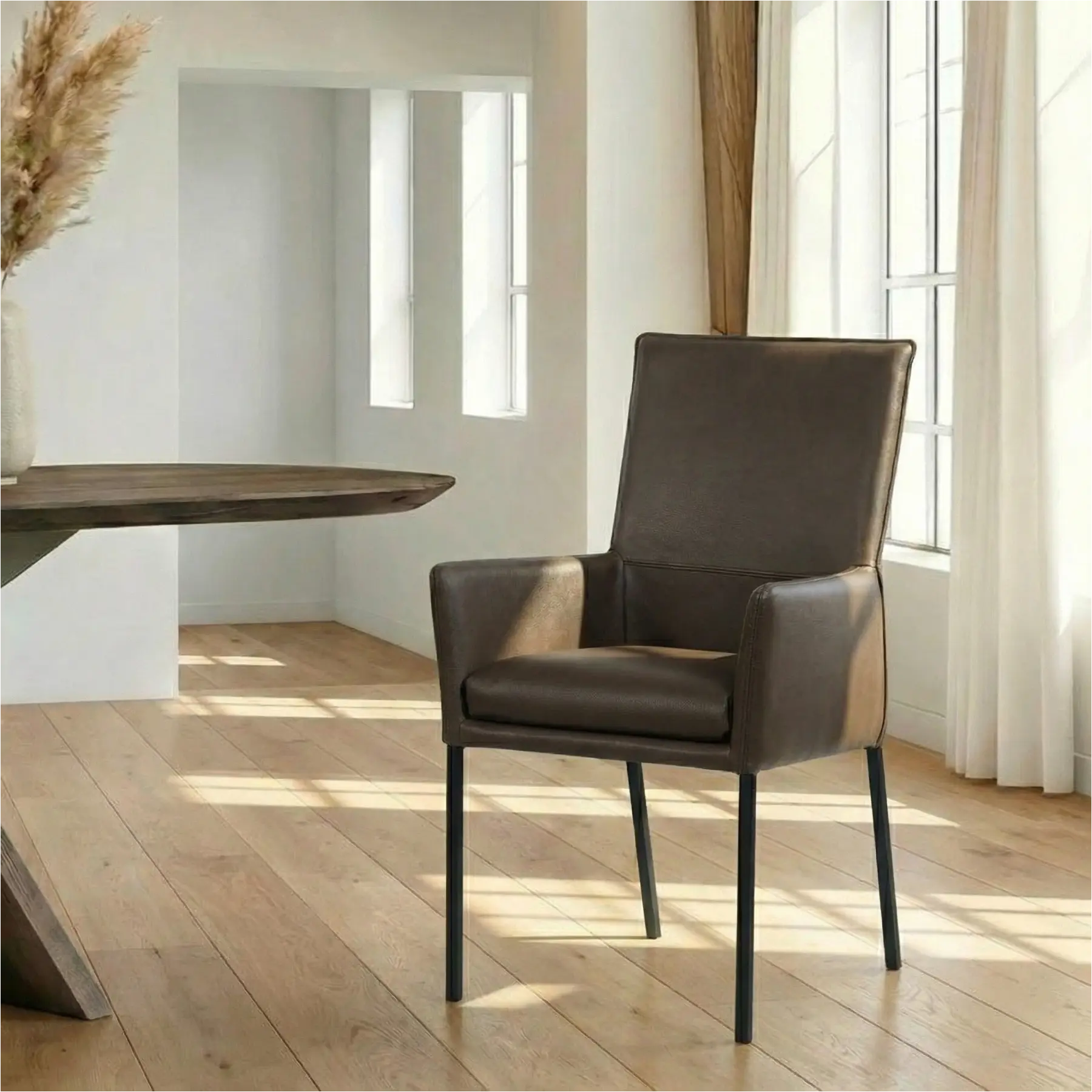 afbeelding van Leren eetkamerstoel Royal - Granada Chocolate (bruin) - Poten staal vierkant zwart