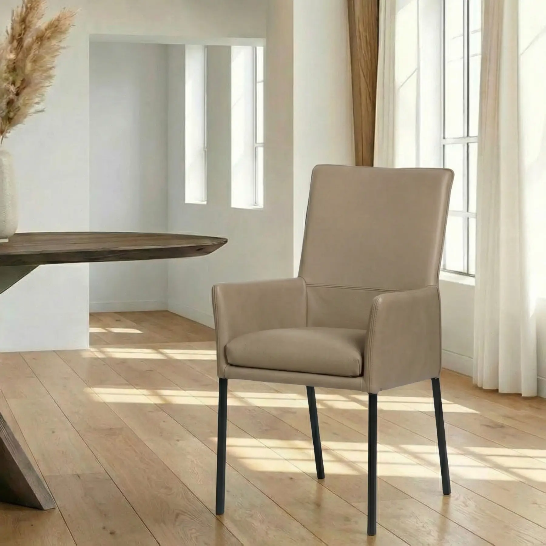 afbeelding van Leren eetkamerstoel Royal - Granada Taupe (taupe/bruin) - Poten staal vierkant zwart