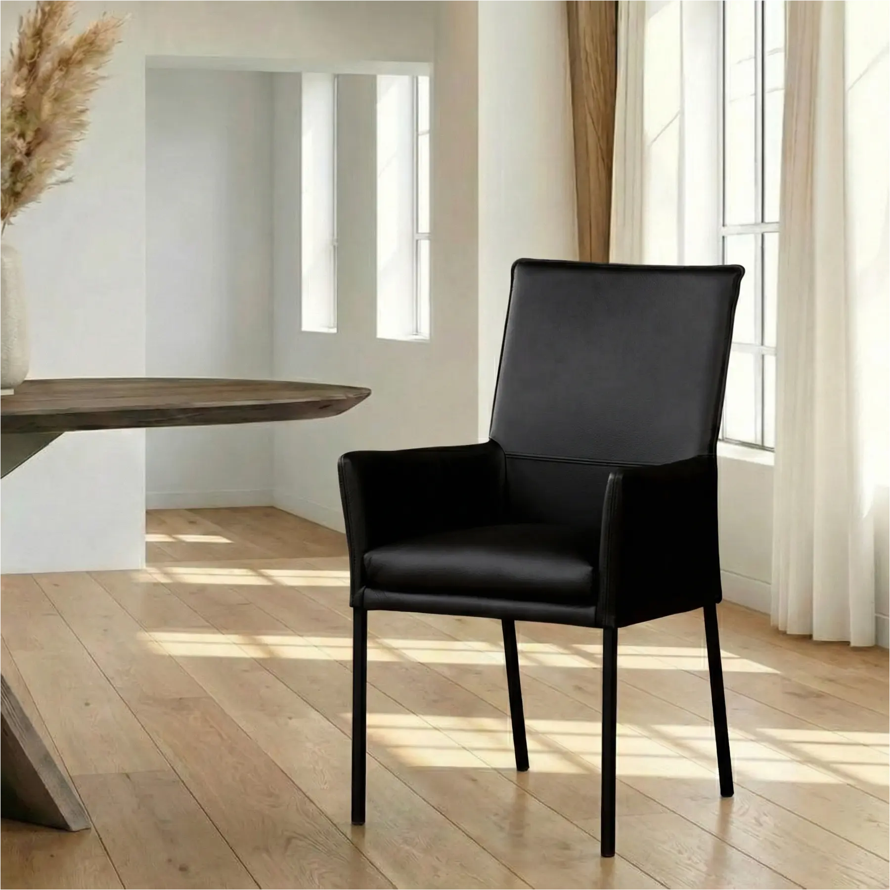 afbeelding van Leren eetkamerstoel Royal - Hermes Nero (zwart) - Poten staal vierkant zwart