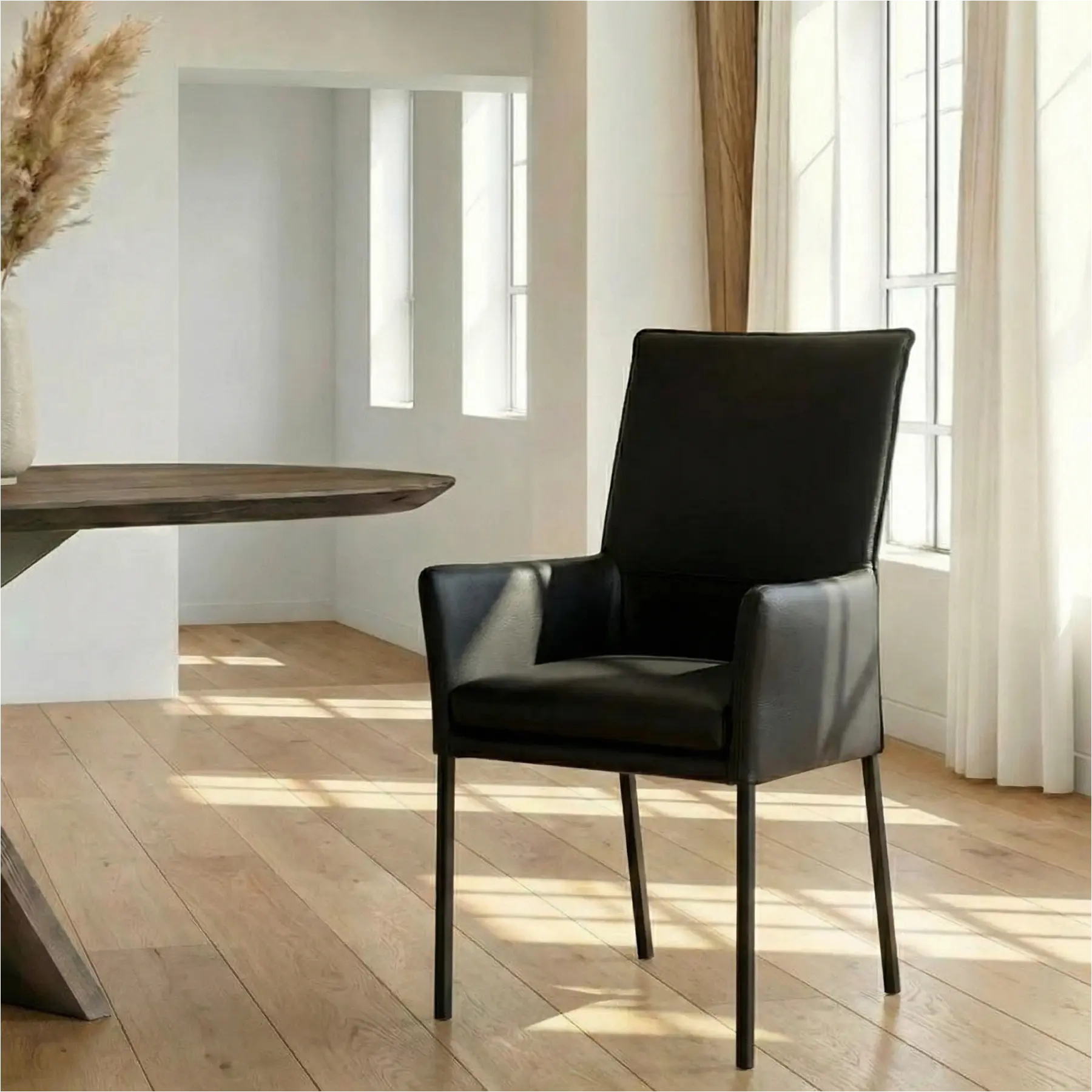 afbeelding van Leren eetkamerstoel Royal - Toledo Nero (zwart) - Poten staal vierkant zwart