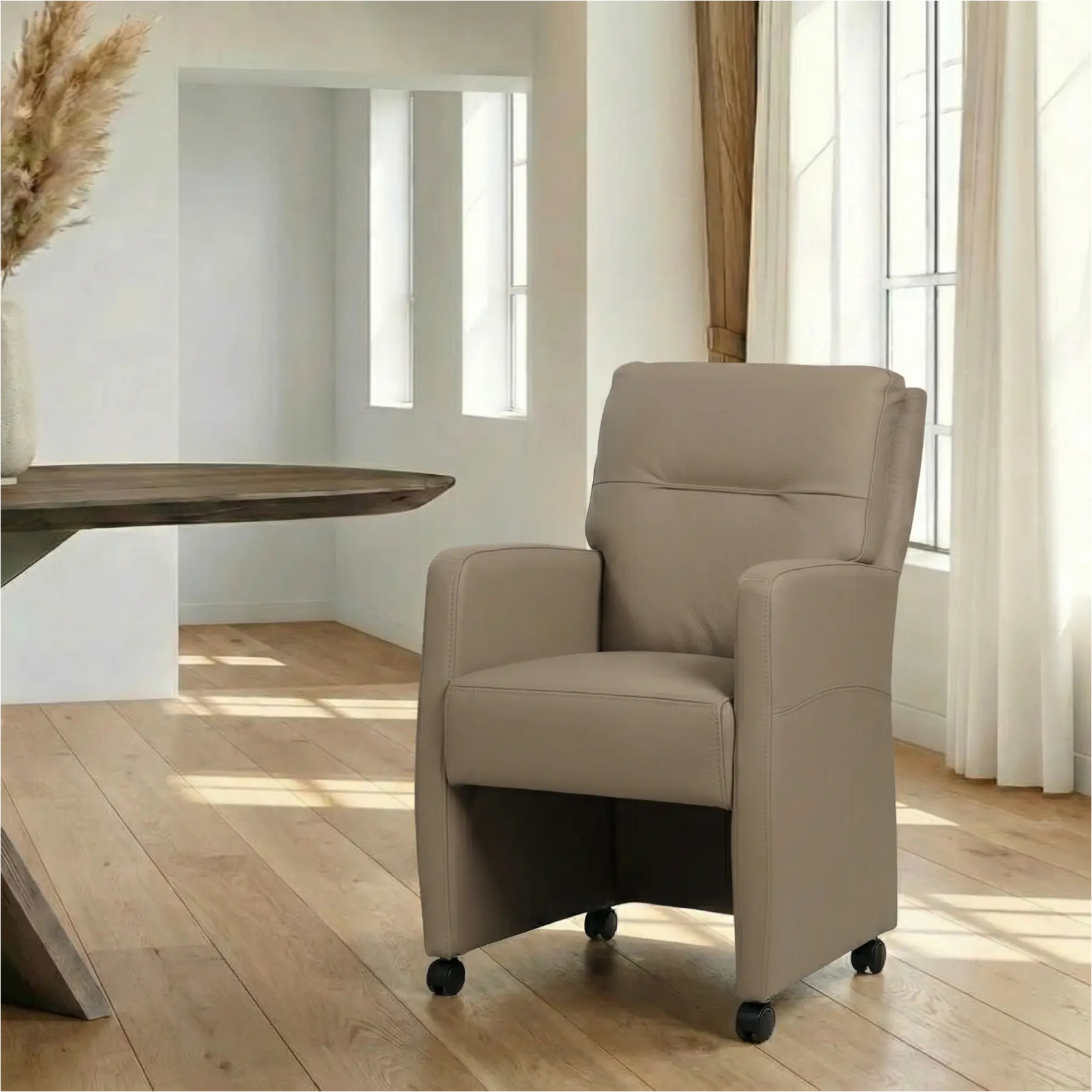 afbeelding van Leren eetkamerstoel Sharp - Hermes Mocca (taupe/bruin) - Met handgreep zwart