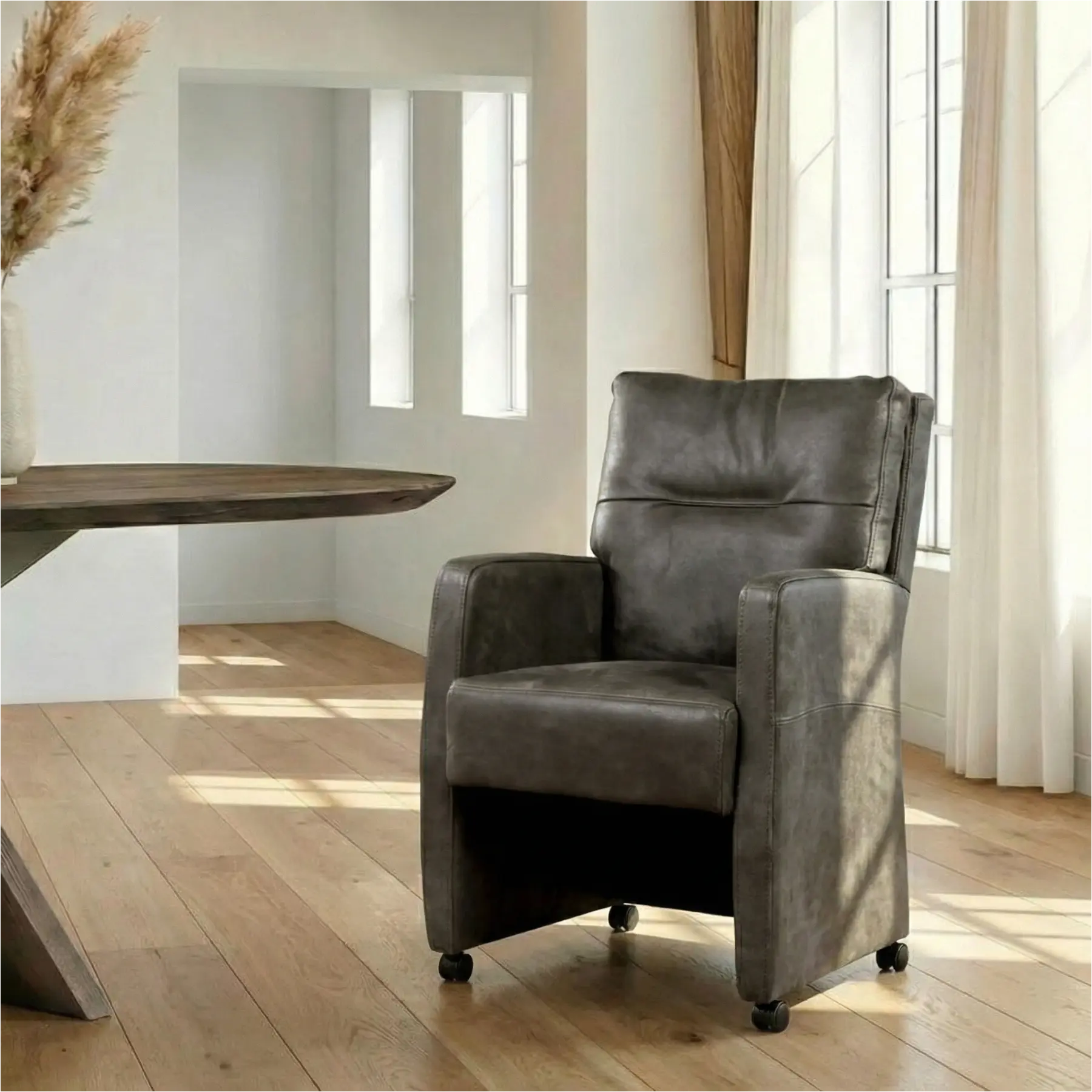 afbeelding van Leren eetkamerstoel Sharp - Kenia Antracite (grijs) - Met handgreep RVS