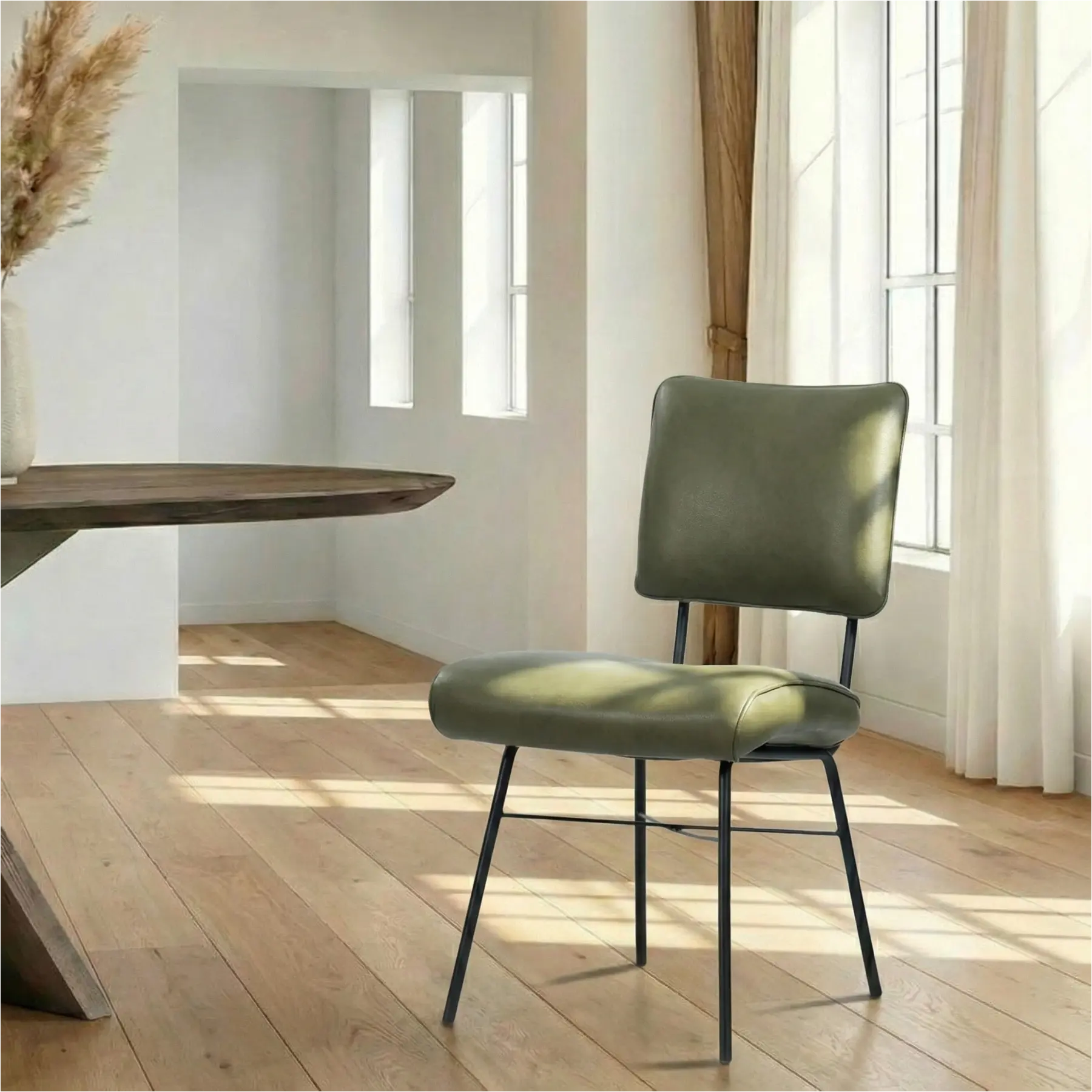 afbeelding van Leren eetkamerstoel Solid - Granada Moss (olijf/groen) - Poten staal rond zwart