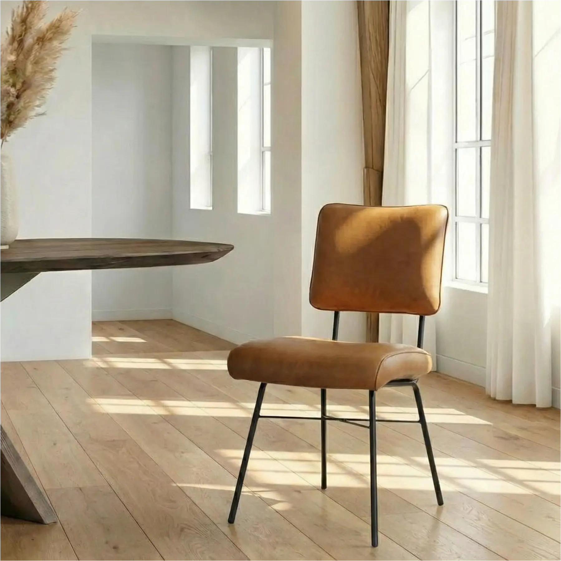 afbeelding van Leren eetkamerstoel Solid - Granada Sahara (cognac) - Poten staal rond zwart