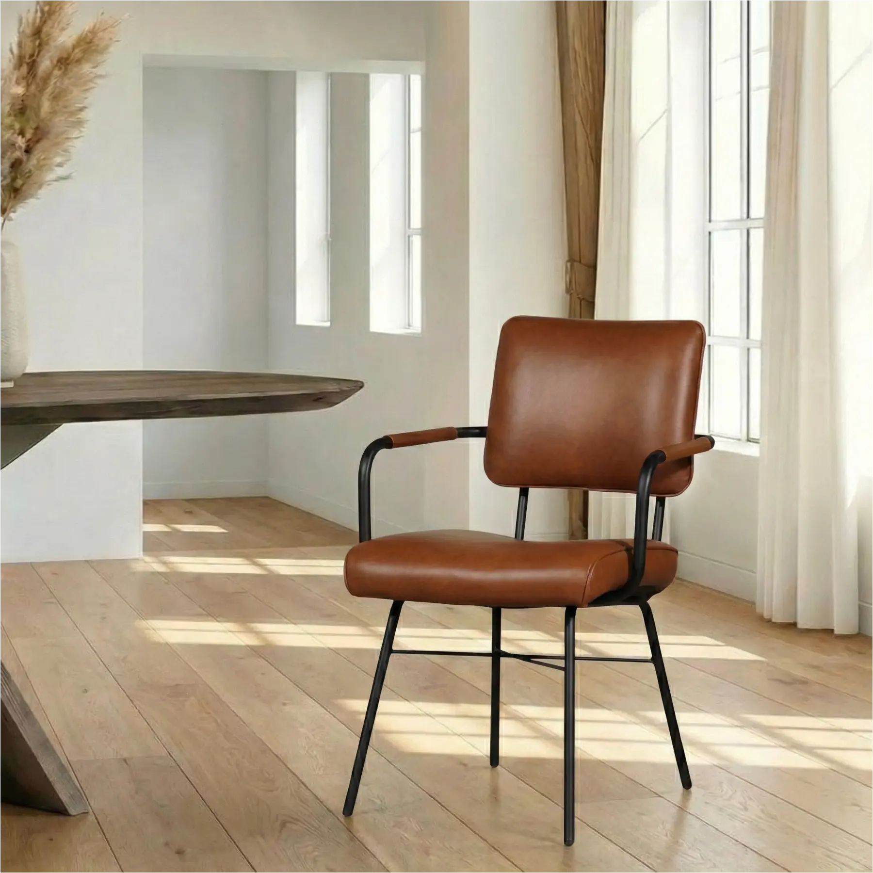 afbeelding van Leren eetkamerstoel Solid met armleuning - Granada Savannah (cognac) - Poten staal rond zwart