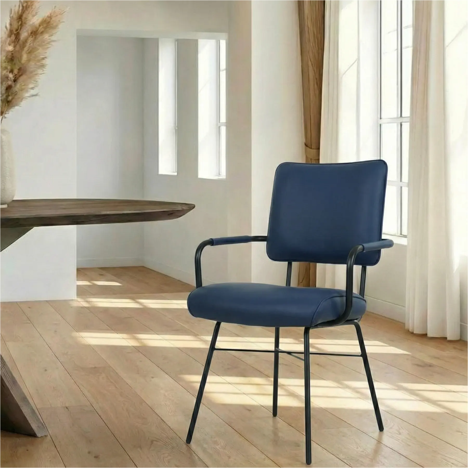 afbeelding van Leren eetkamerstoel Solid met armleuning - Hermes Kobalt (blauw) - Poten staal rond zwart