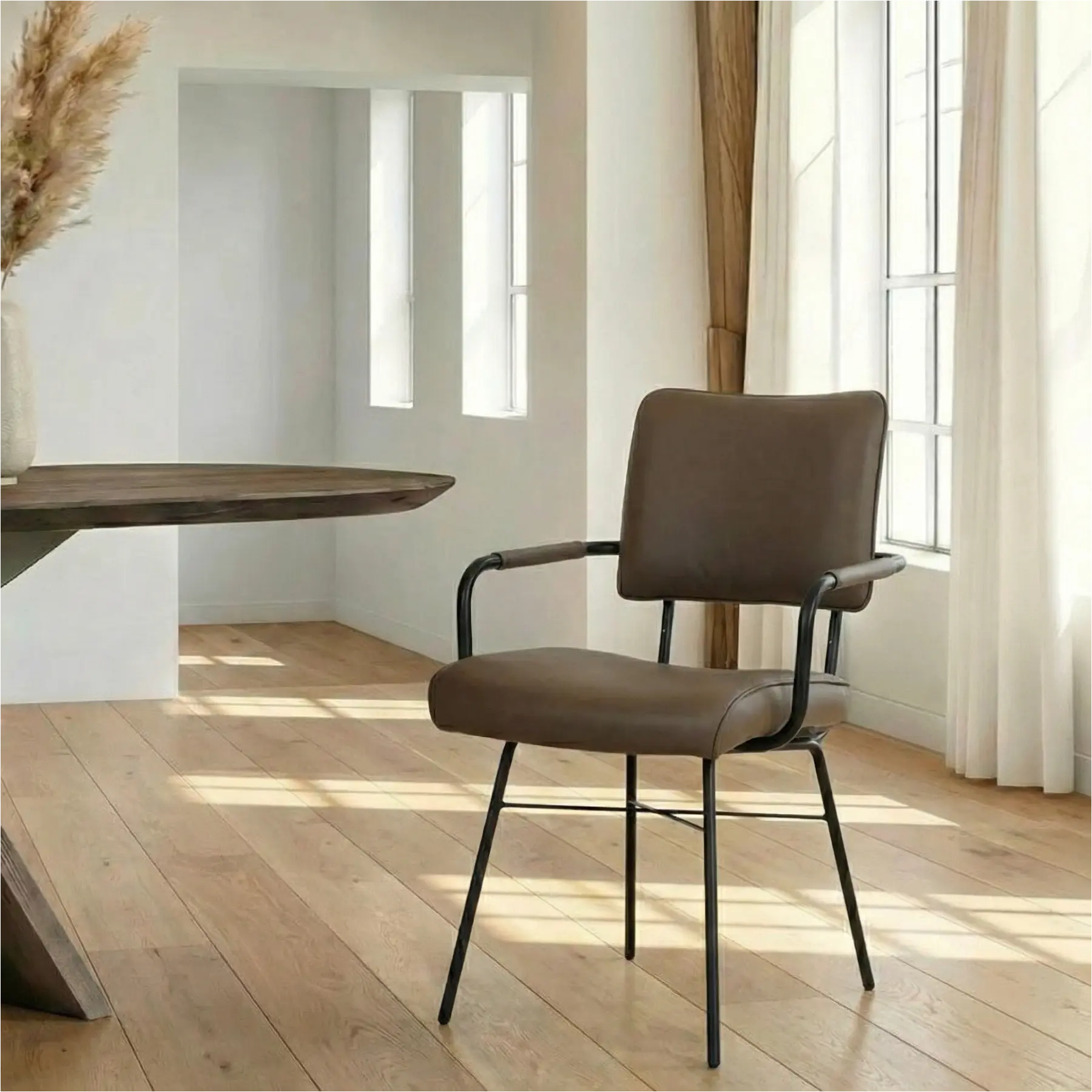 afbeelding van Leren eetkamerstoel Solid met armleuning - Toledo Moss (bruin/groen) - Poten staal rond zwart