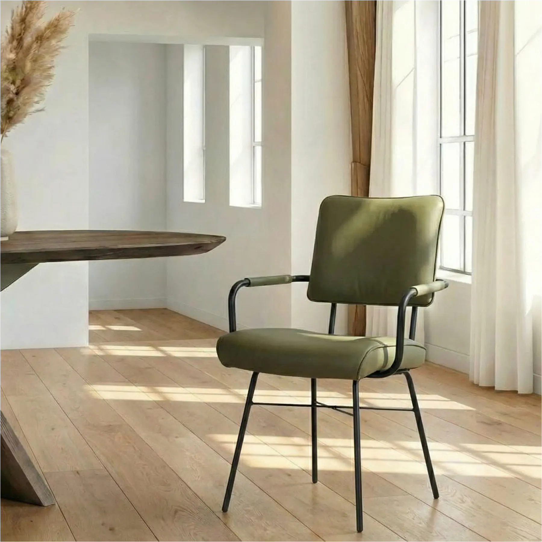 afbeelding van Leren eetkamerstoel Solid met armleuning - Toledo Olive (olijf/goen) - Poten staal rond zwart