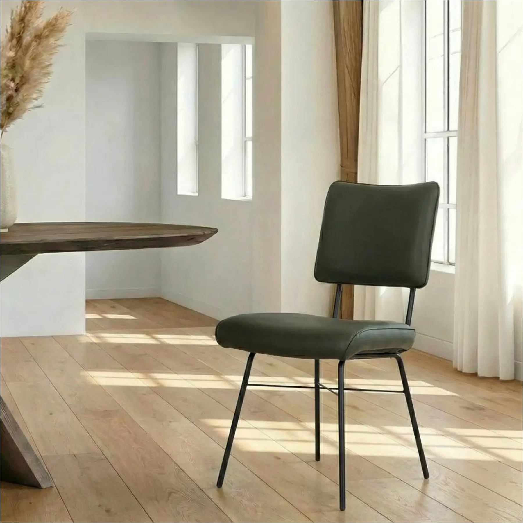 afbeelding van Leren eetkamerstoel Solid - Toledo Verde (donkergroen) - Poten staal rond zwart