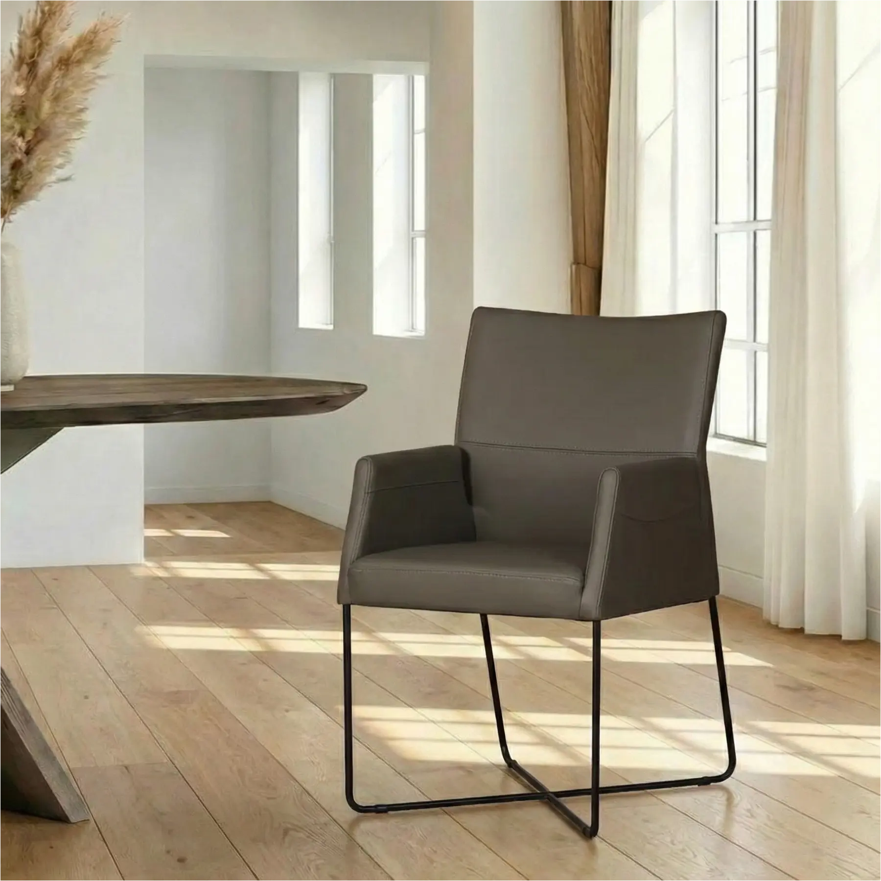 afbeelding van Set van 4 olijf kleur leren eetkamerstoelen Emma - met armleuning